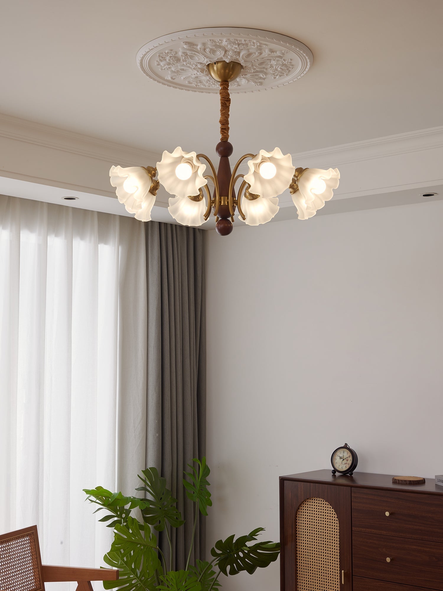 Ilvinan Traditional Elegance Wood Glass Chandelier - Letslighting