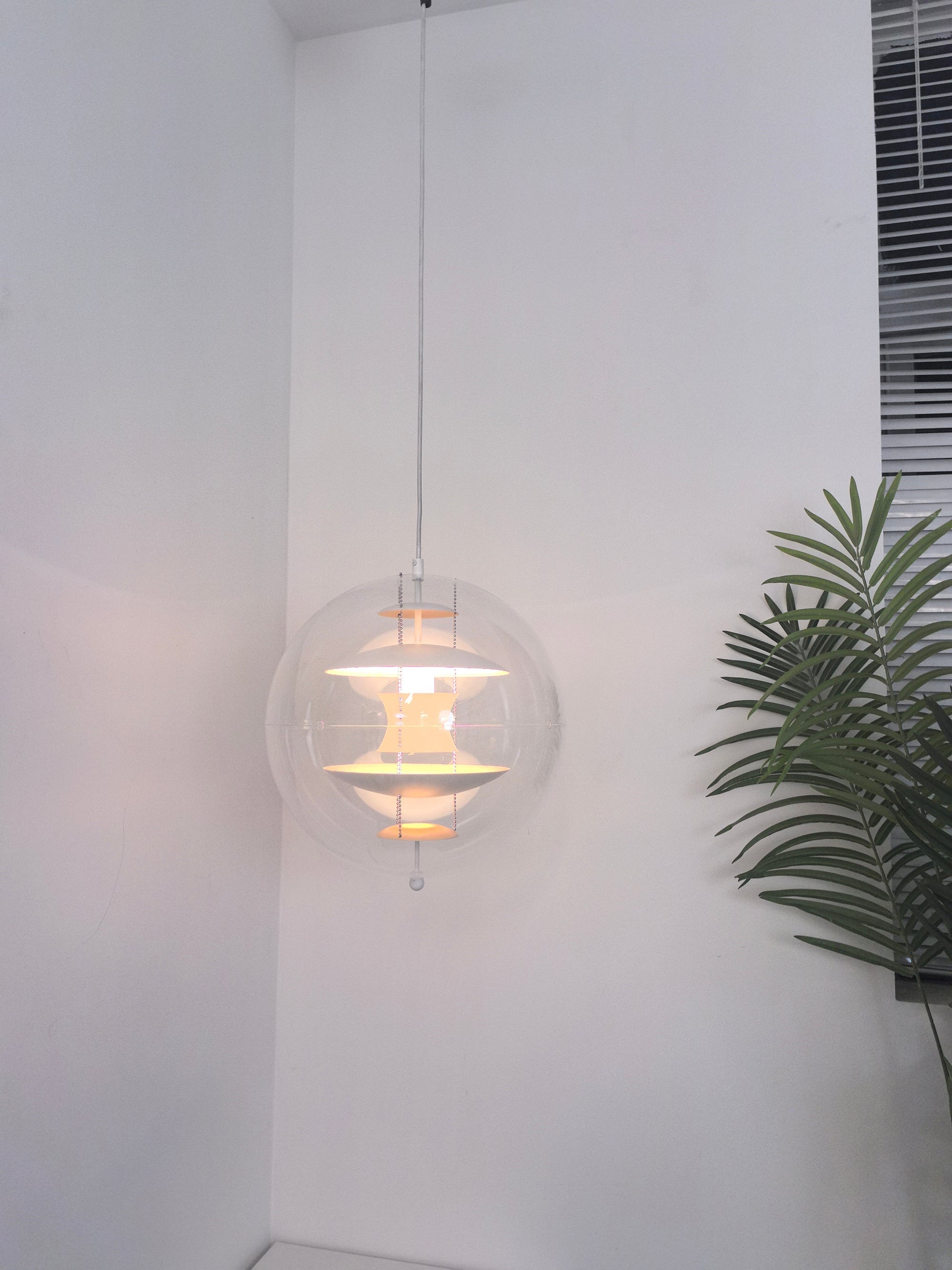 Orlaeen Individual Creativity Globe Acrylic Pendant Lamp - Letslighting