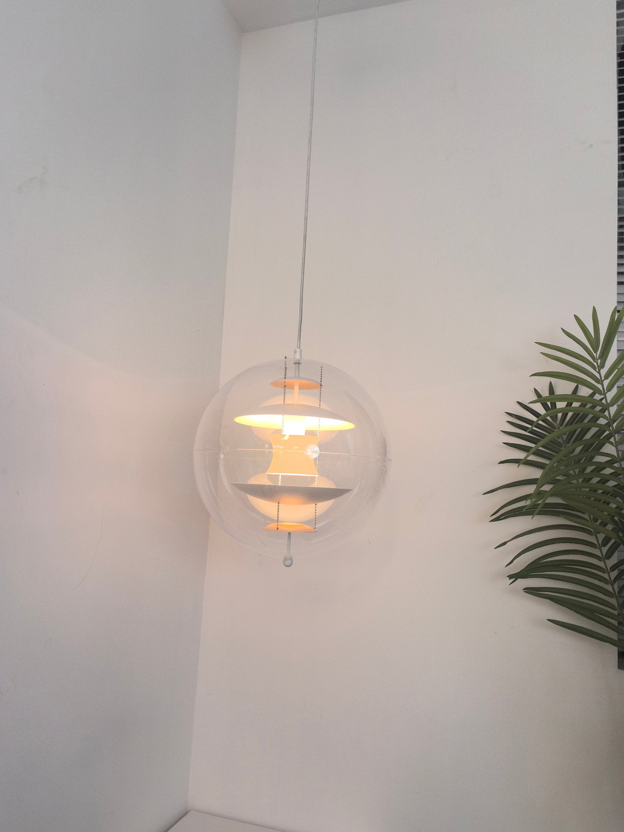 Orlaeen Individual Creativity Globe Acrylic Pendant Lamp - Letslighting