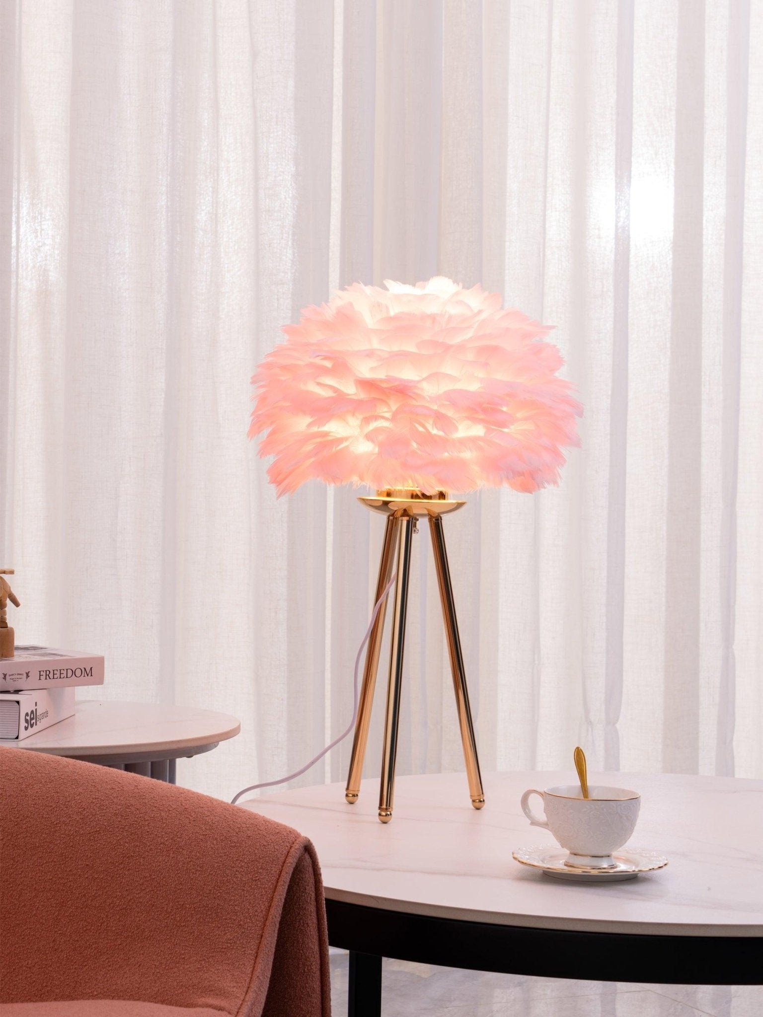 Nilo Feather Feminine Table Lamp - Letslighting