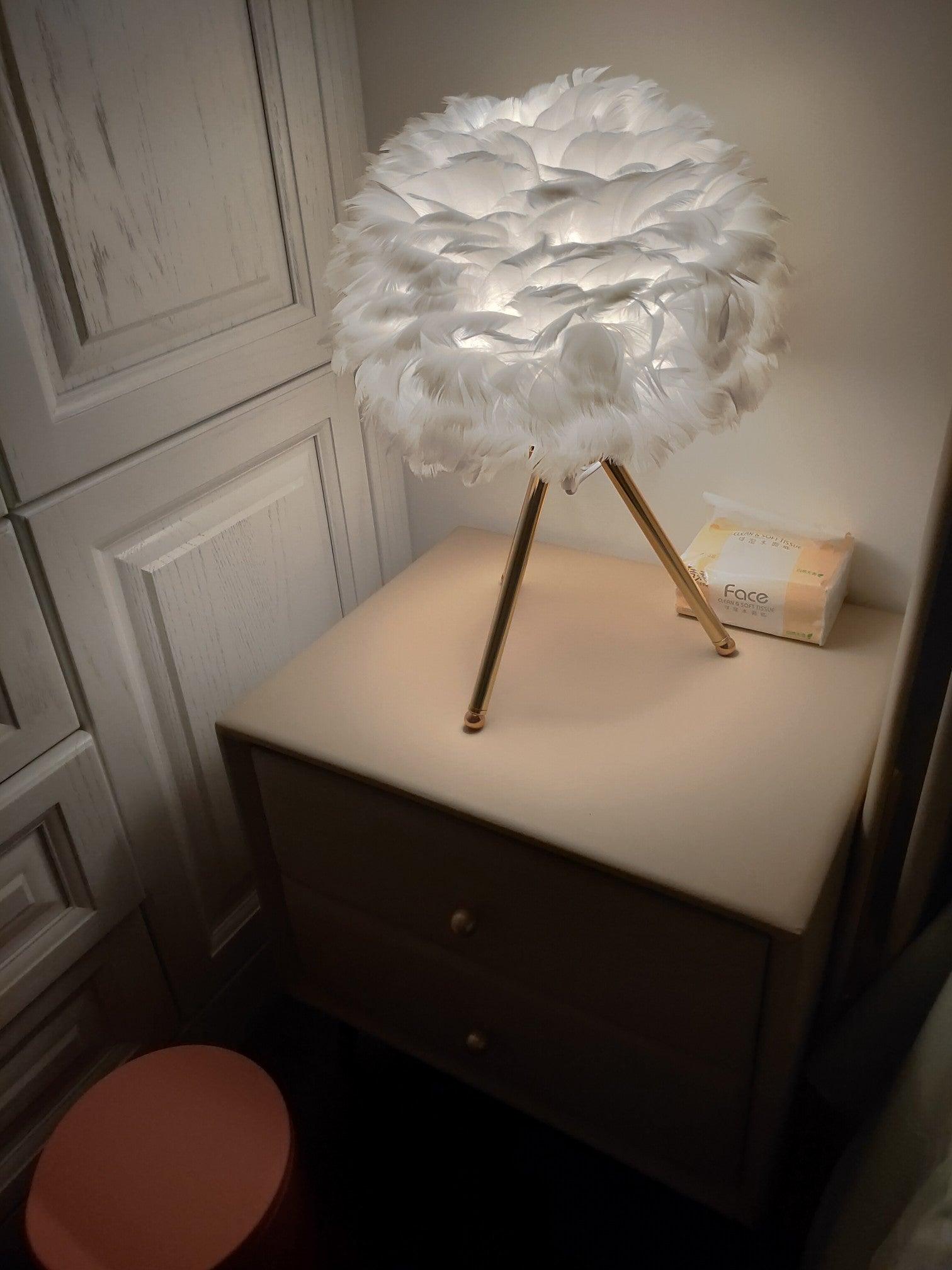 Nilo Feather Feminine Table Lamp - Letslighting