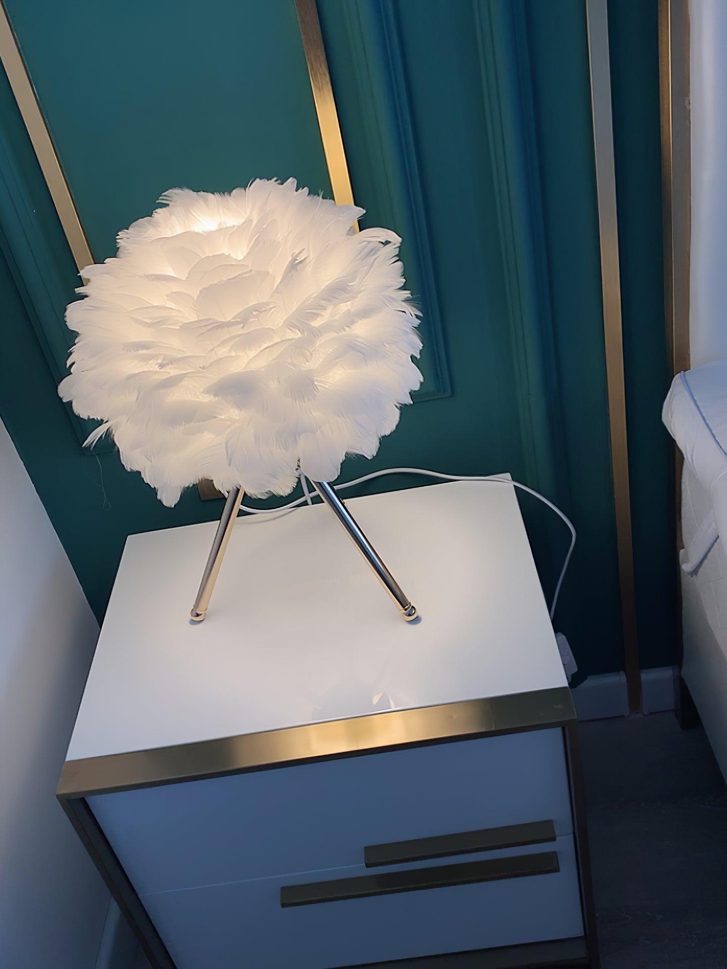 Nilo Feather Feminine Table Lamp - Letslighting