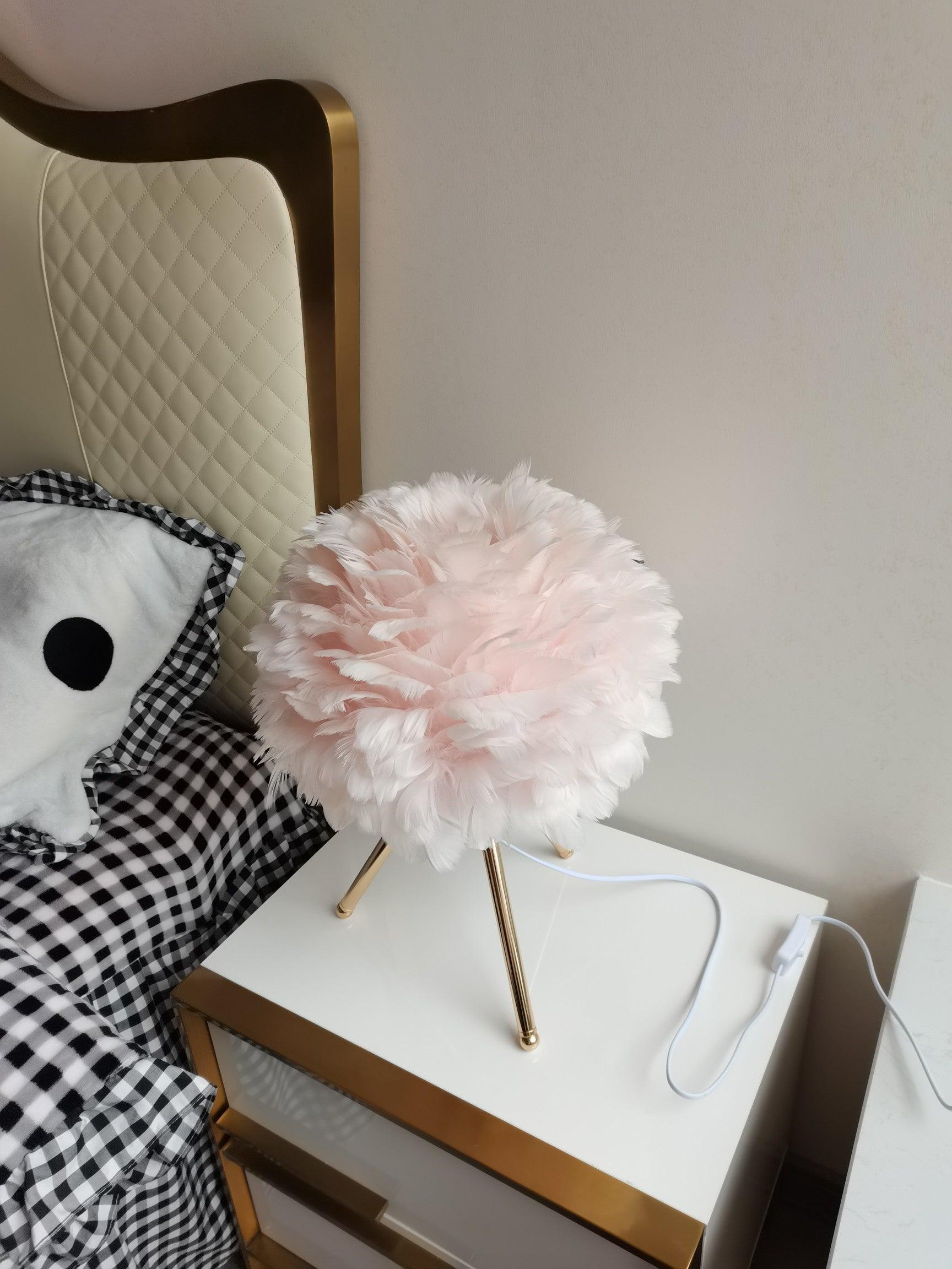 Nilo Feather Feminine Table Lamp - Letslighting