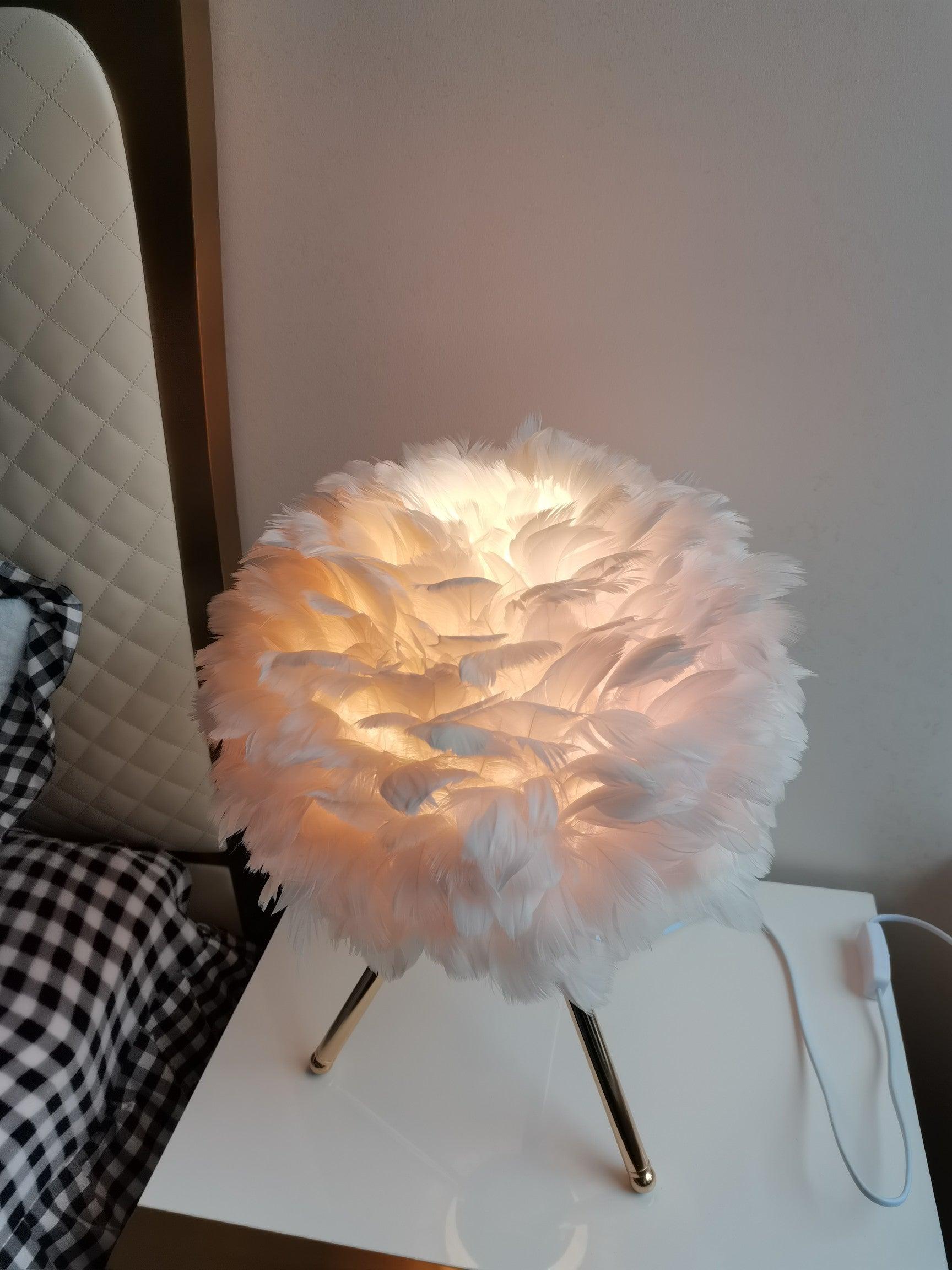 Nilo Feather Feminine Table Lamp - Letslighting