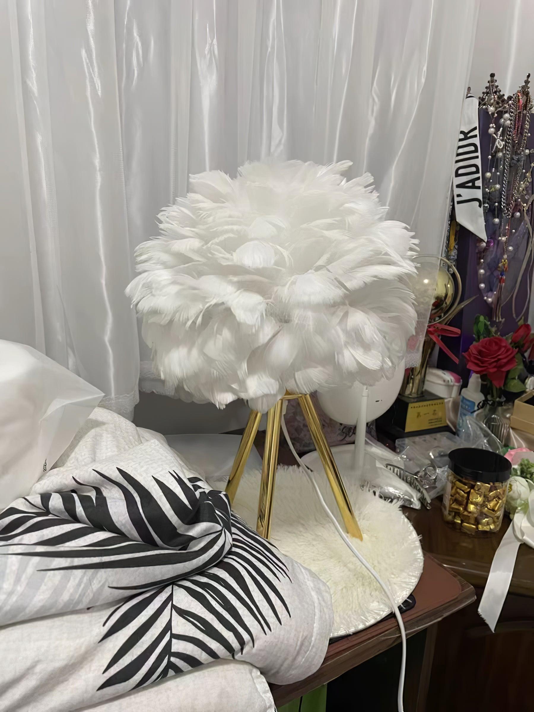 Nilo Feather Feminine Table Lamp - Letslighting