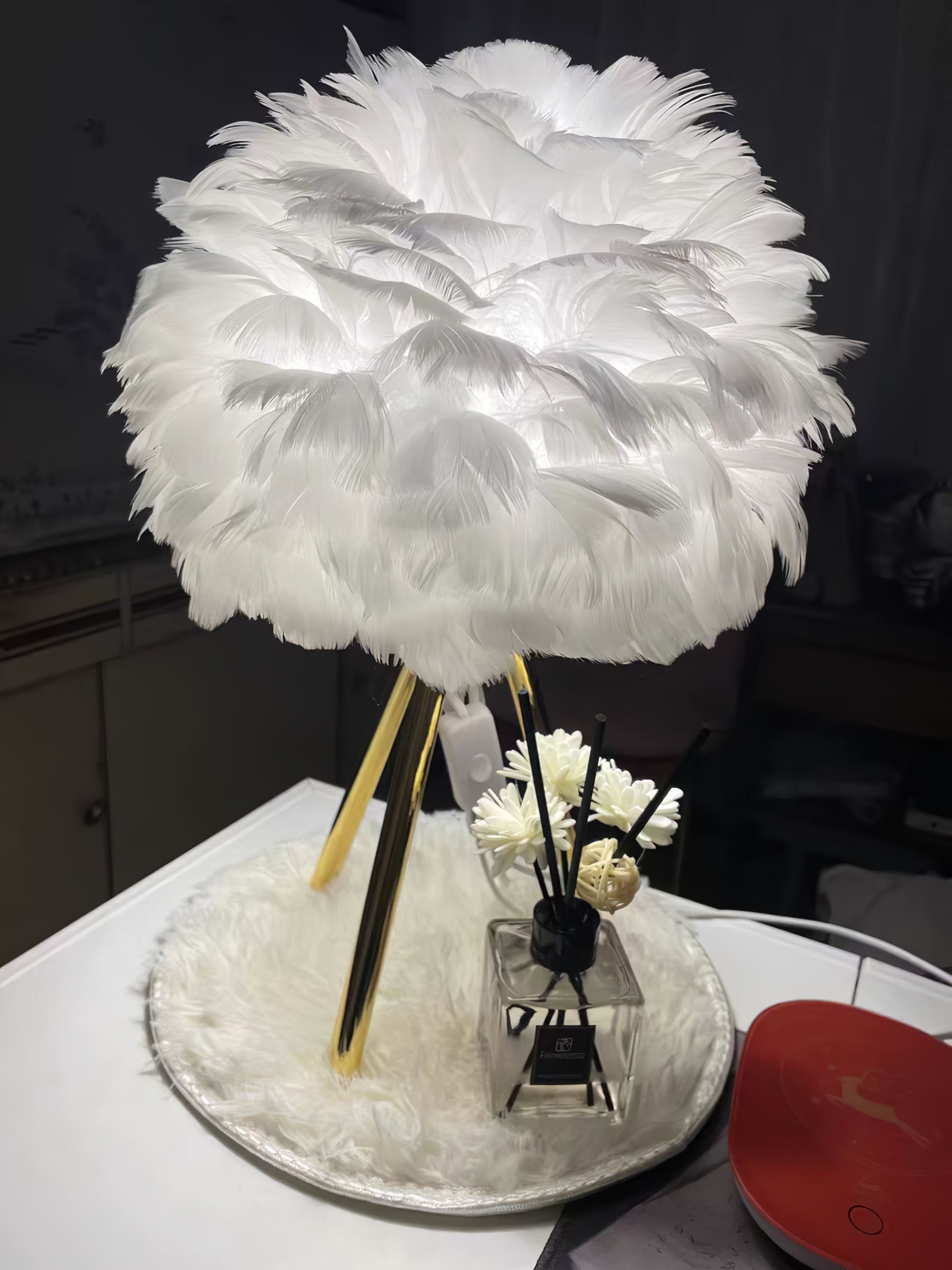 Nilo Feather Feminine Table Lamp - Letslighting