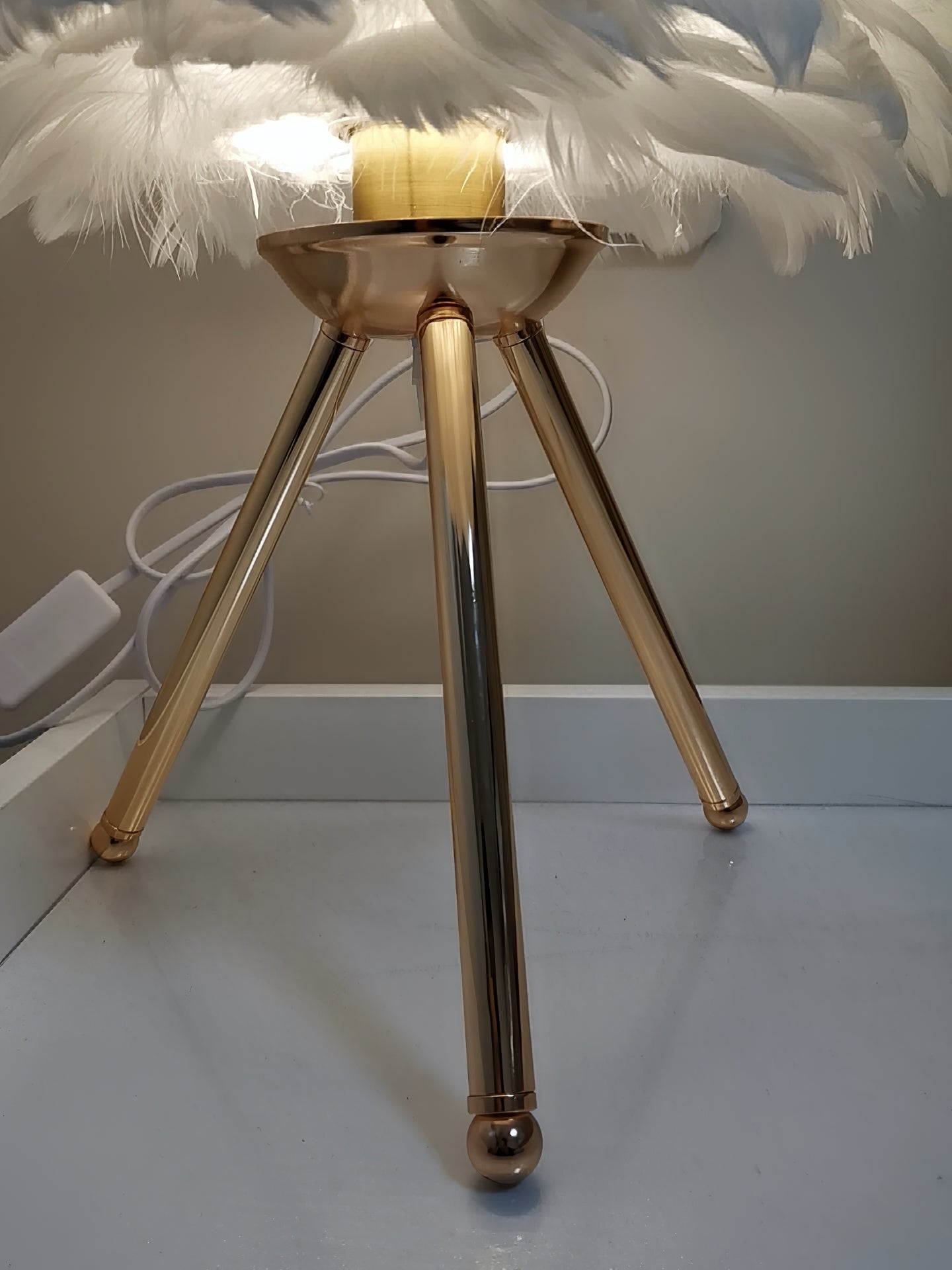 Nilo Feather Feminine Table Lamp - Letslighting