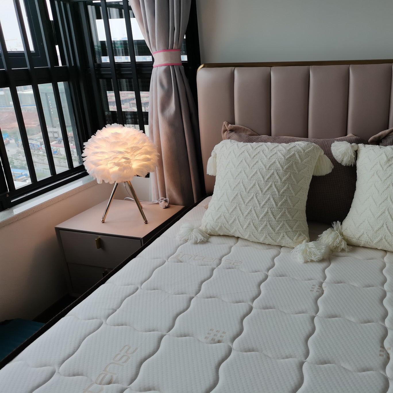 Nilo Feather Feminine Table Lamp - Letslighting