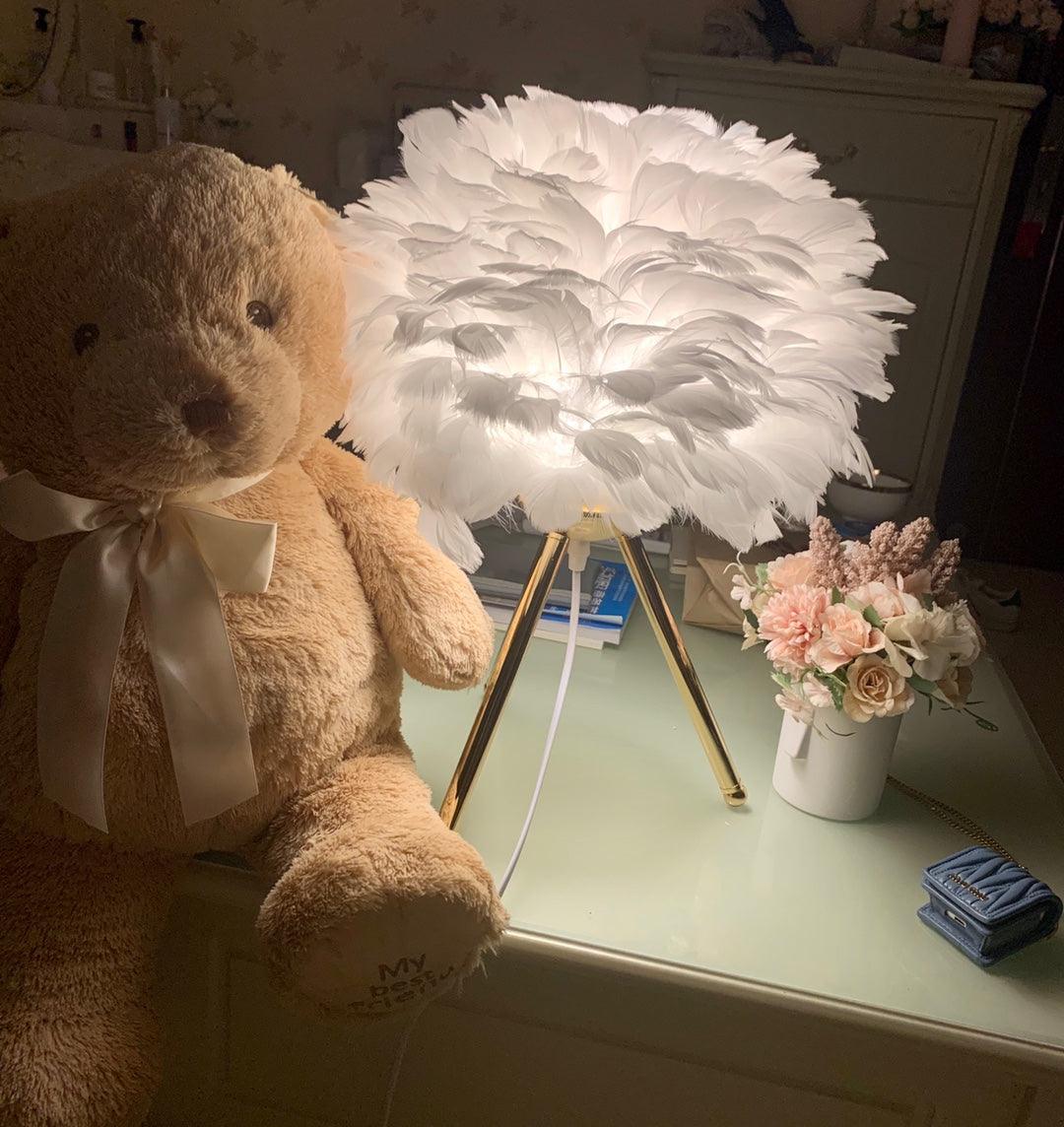 Nilo Feather Feminine Table Lamp - Letslighting