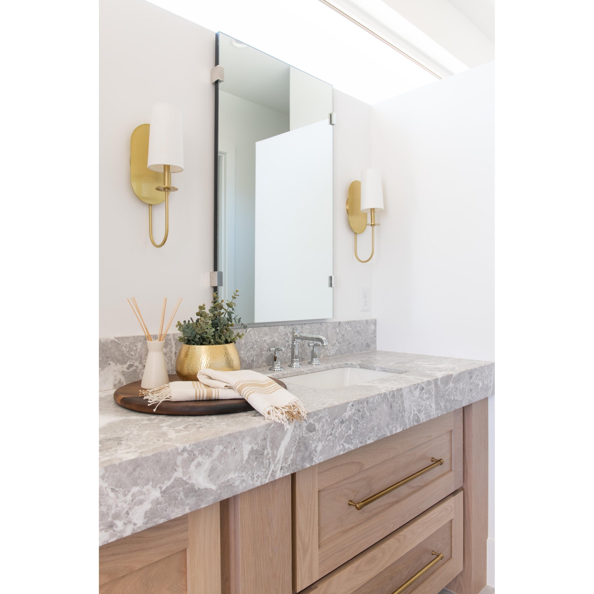 Voloraris Premium Elegance Brass Fabric Wall Lamp - Letslighting