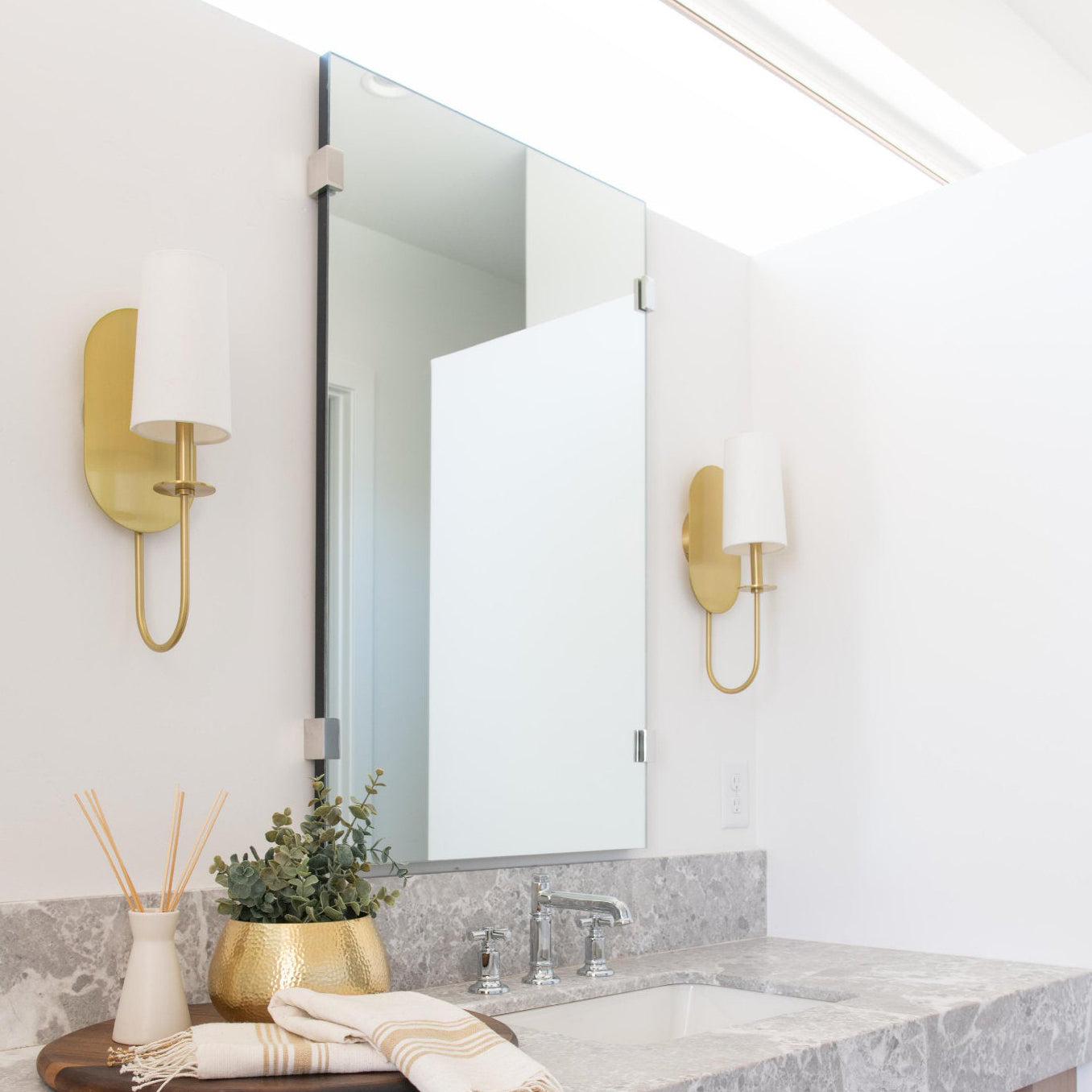 Voloraris Premium Elegance Brass Fabric Wall Lamp - Letslighting
