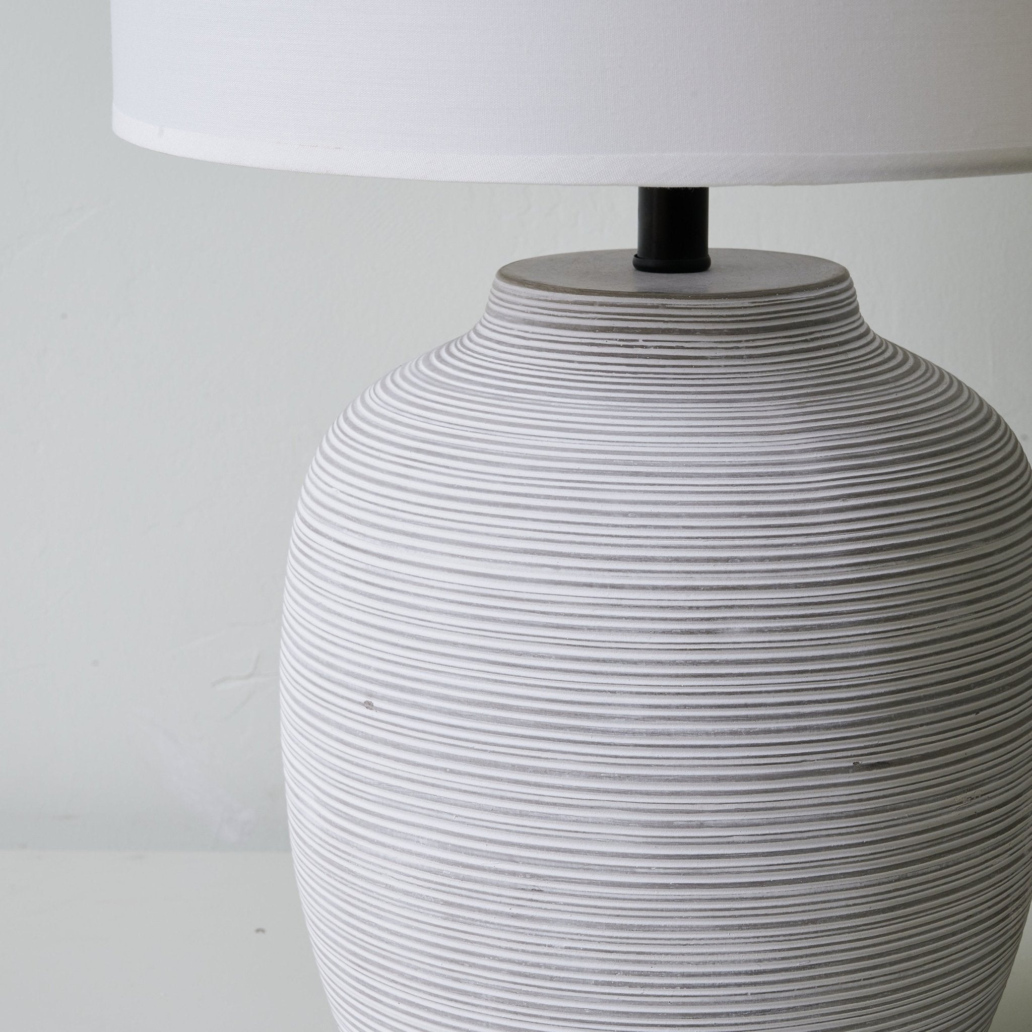 Edward Minimalist Ceramics Table Lamp - Letslighting
