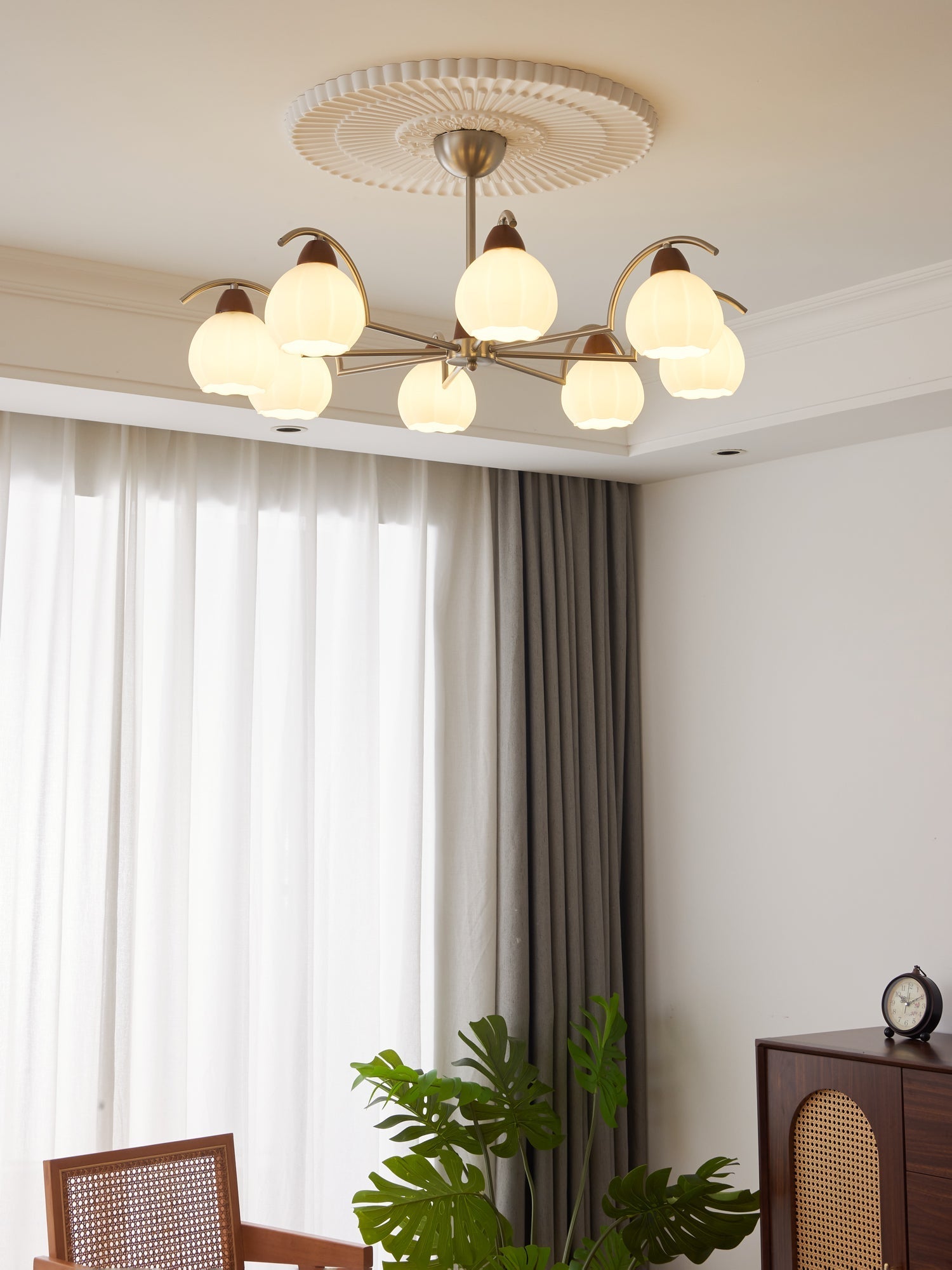 Ilaeiel Traditional Elegance Bloom Wood Glass Chandelier - Letslighting