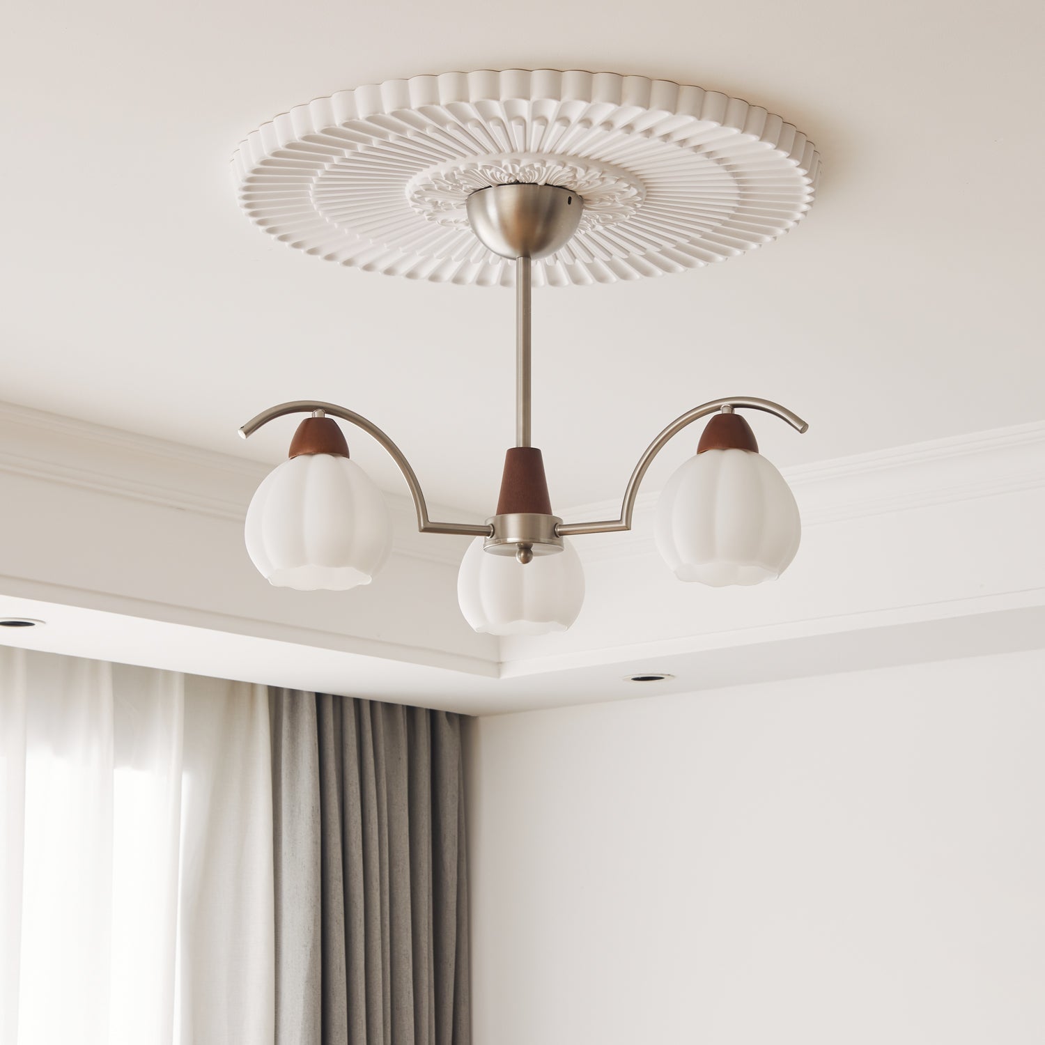 Ilaeiel Traditional Elegance Bloom Wood Glass Chandelier - Letslighting