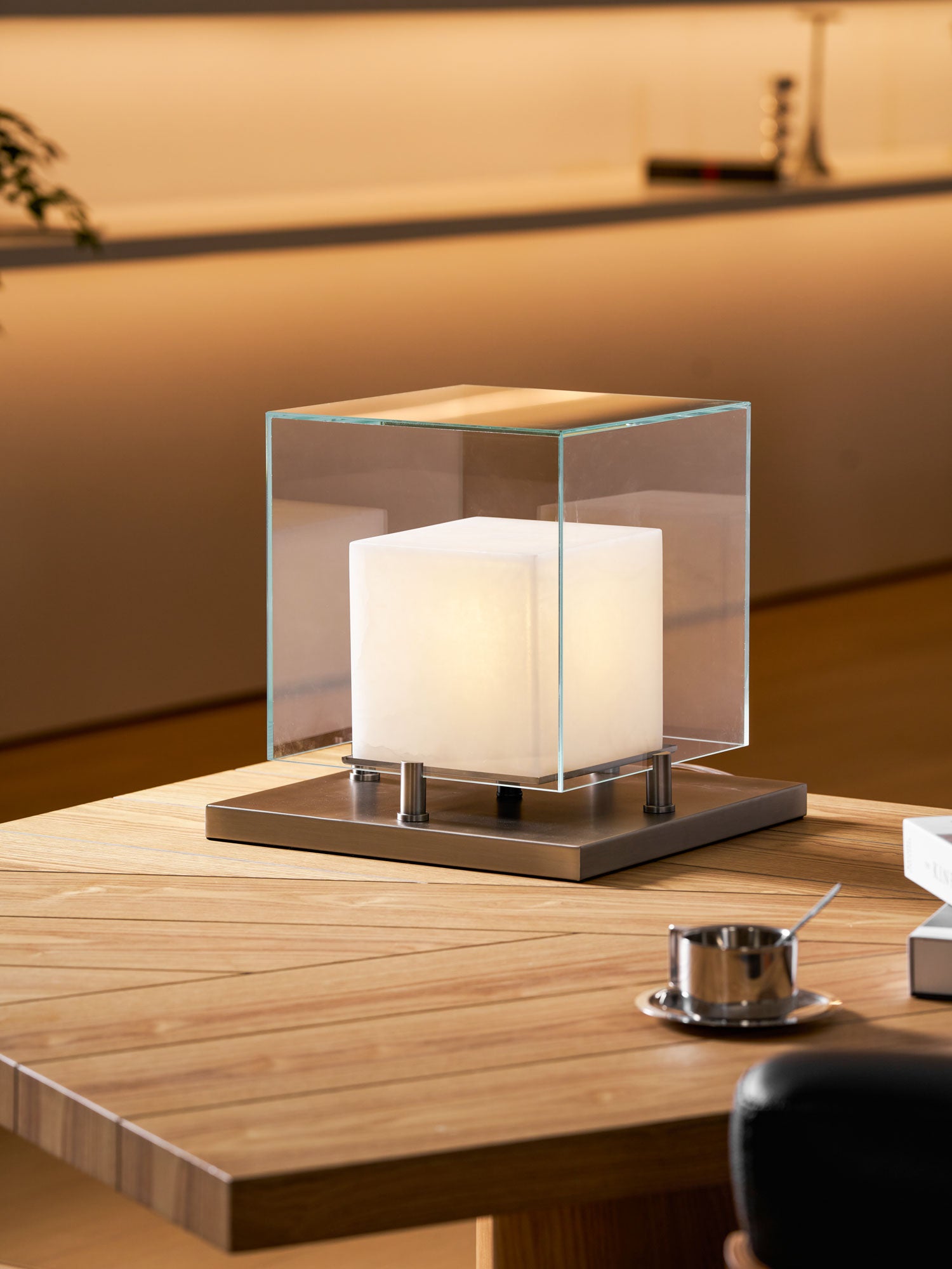 Arqra Modern Alabaster Table Lamp