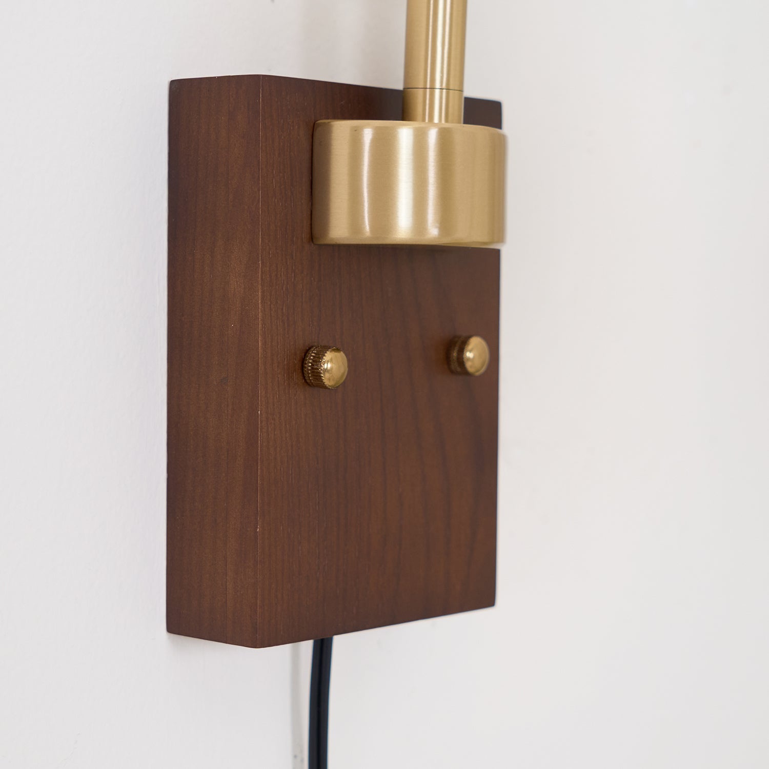 Vionde Adjustable Brass and Green Glass Wall Lamp - Letslighting