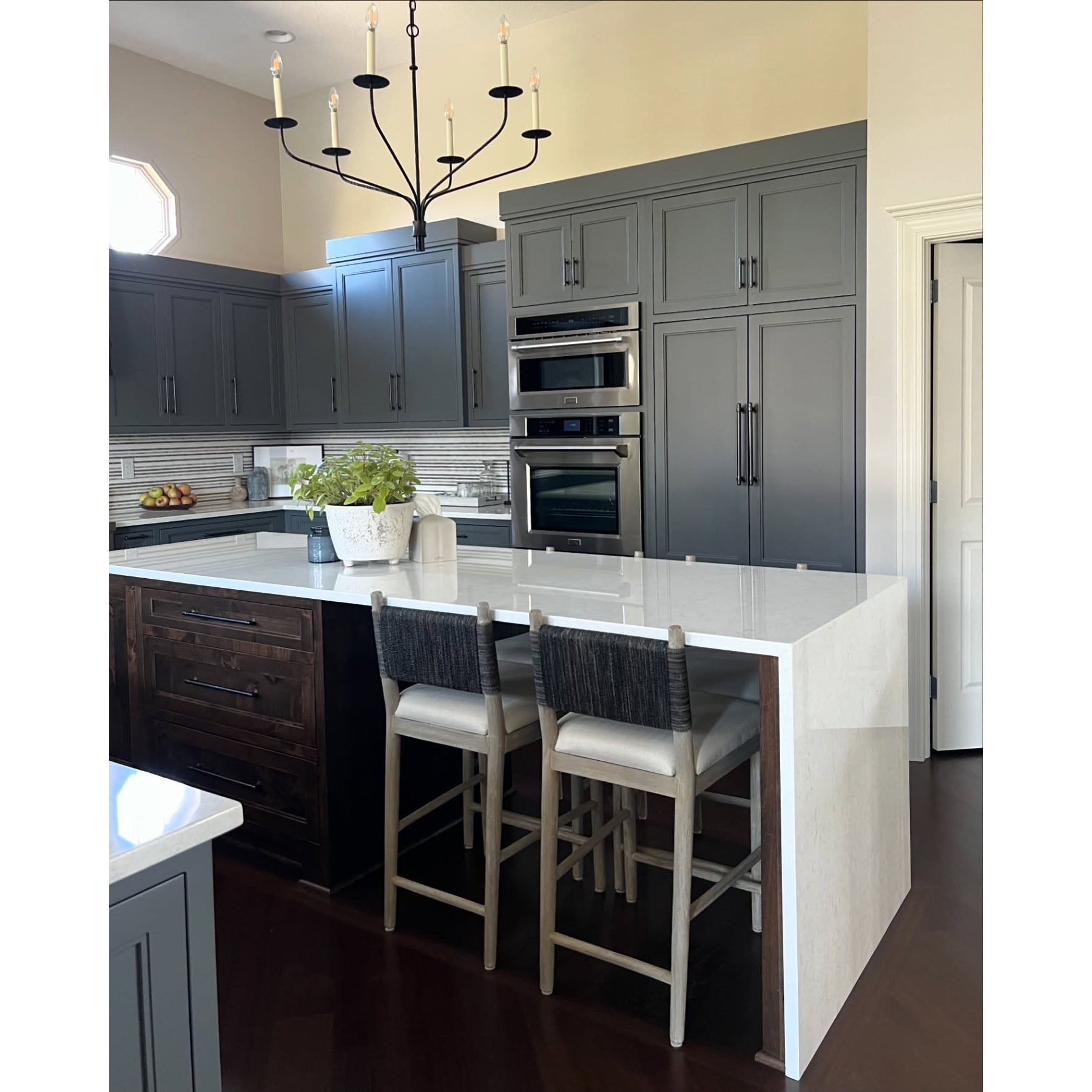 Caeluvyh Vintage Industrial Black Chandelier - Letslighting