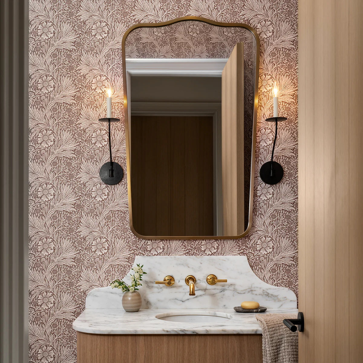 Eris  Wall Lamp Brass