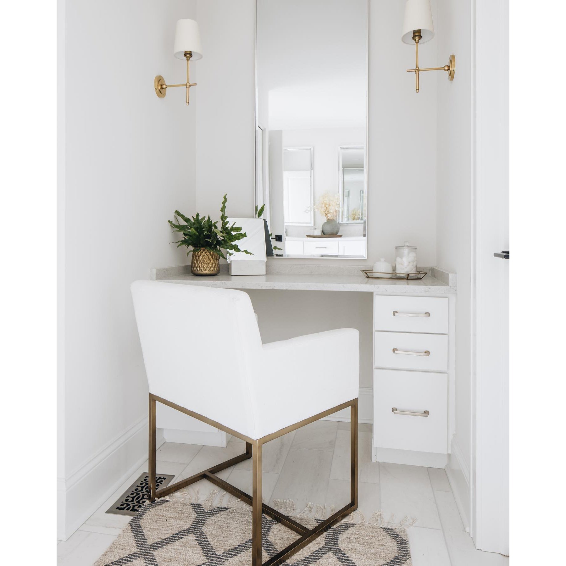 Platina Modern Minimalist Brass Fabric Wall Lamp - Letslighting