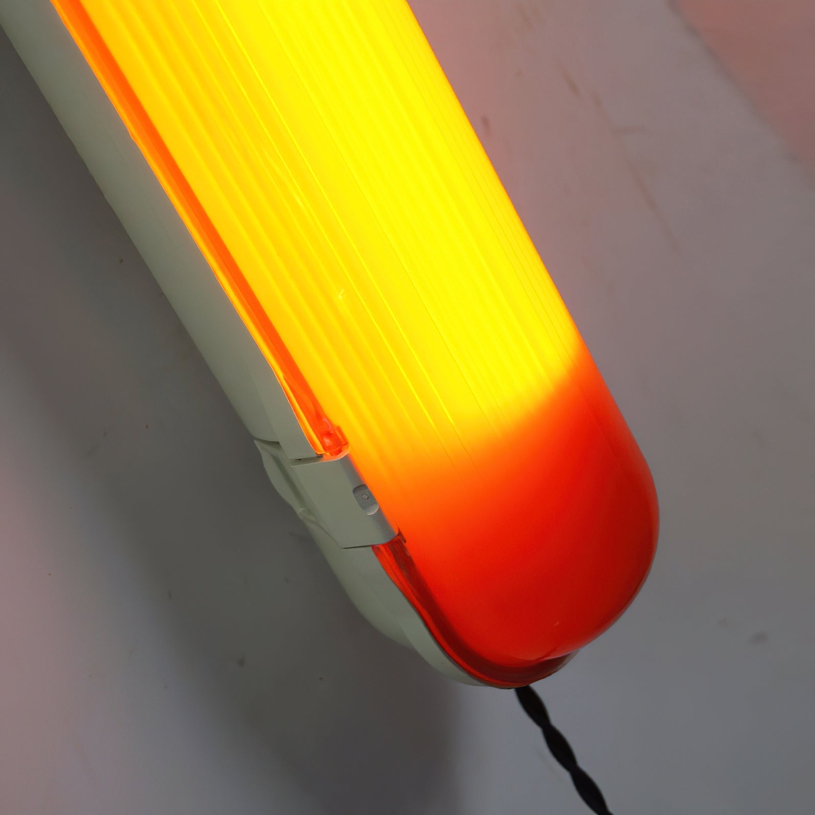 Joy Modern Minimalist Red Plastic Wall Lamp - Letslighting