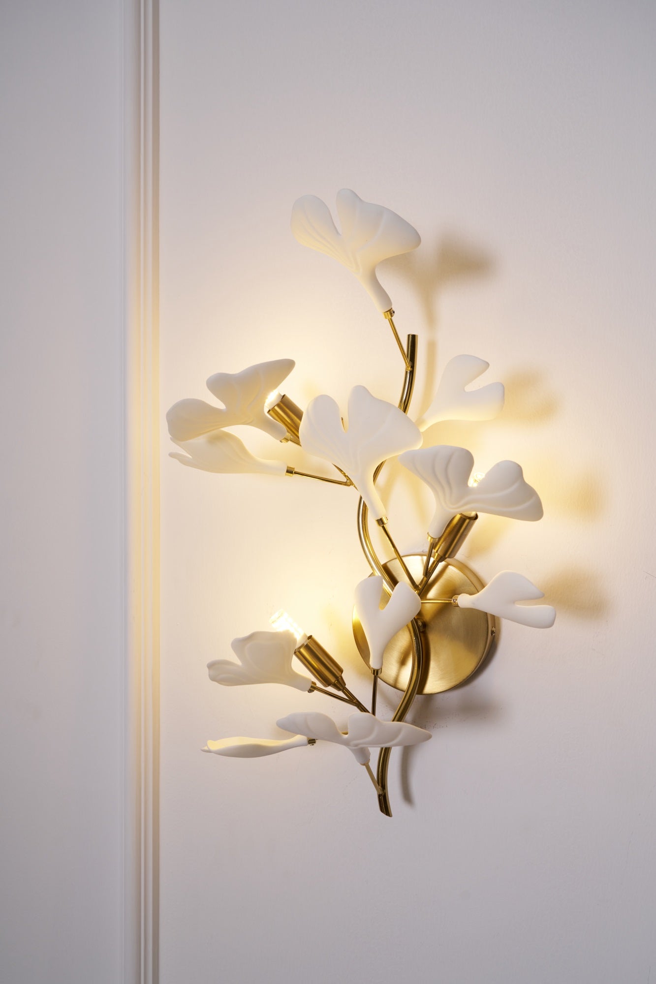 Wylie Postmodern Luxury Gingko Ceramics Wall Lamp - Letslighting