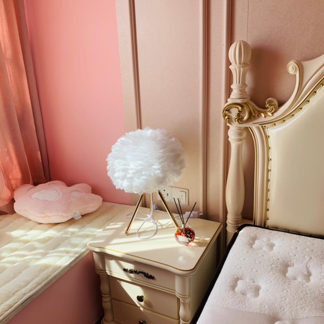 Nilo Feather Feminine Table Lamp - Letslighting