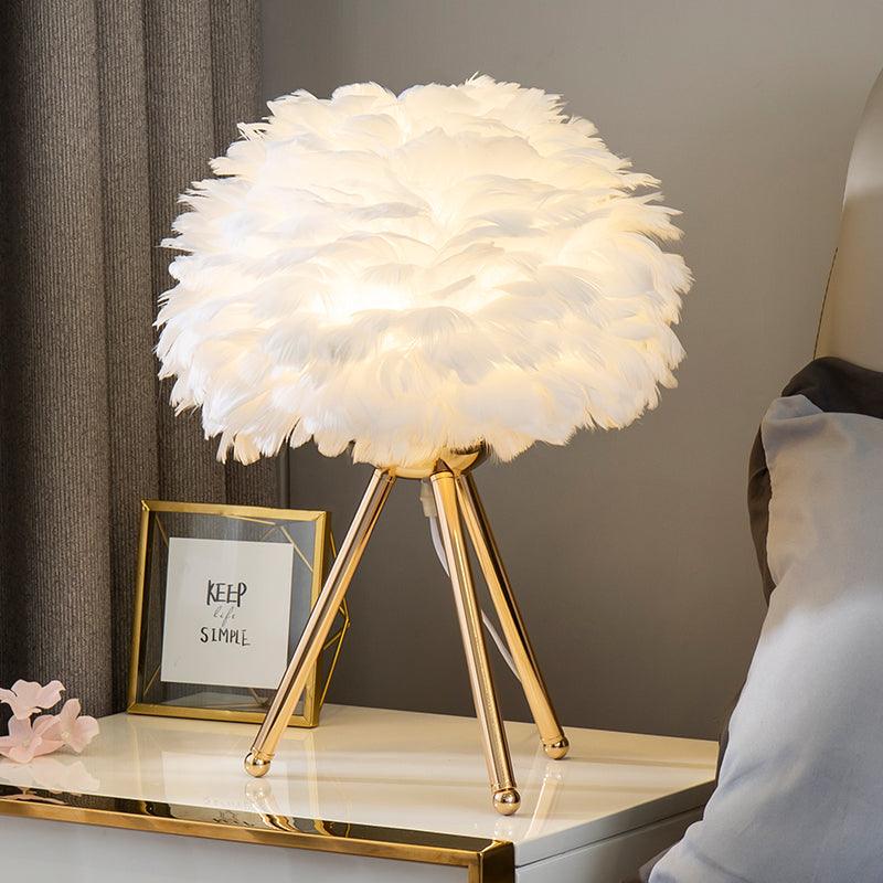 Nilo Feather Feminine Table Lamp - Letslighting