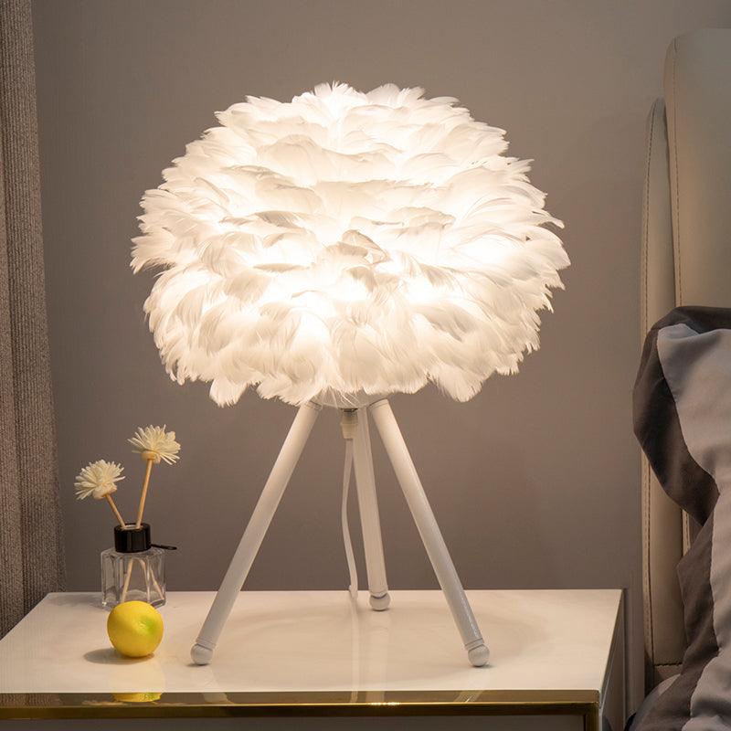 Nilo Feather Feminine Table Lamp - Letslighting