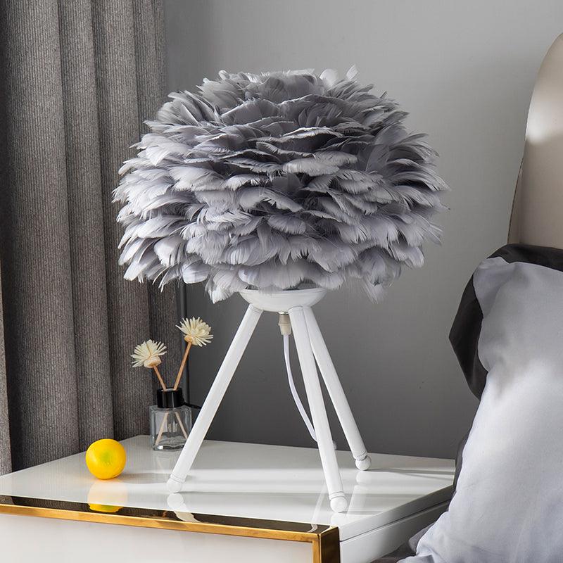 Nilo Feather Feminine Table Lamp - Letslighting