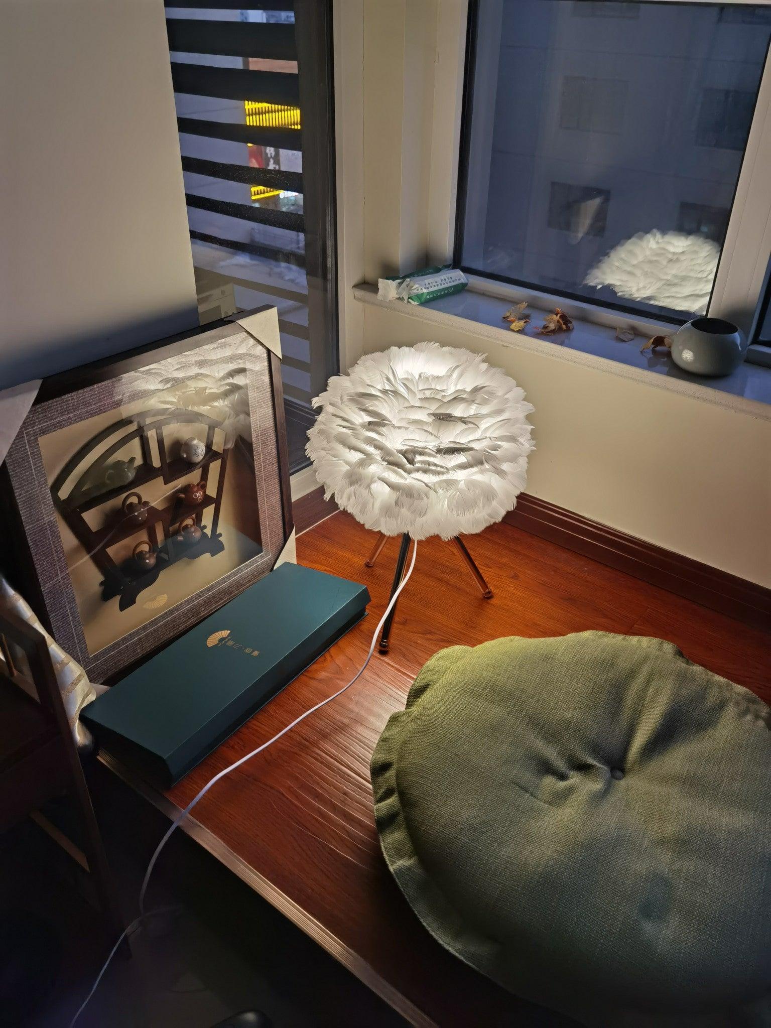 Nilo Feather Feminine Table Lamp - Letslighting