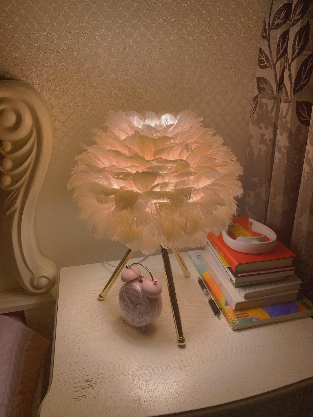 Nilo Feather Feminine Table Lamp - Letslighting