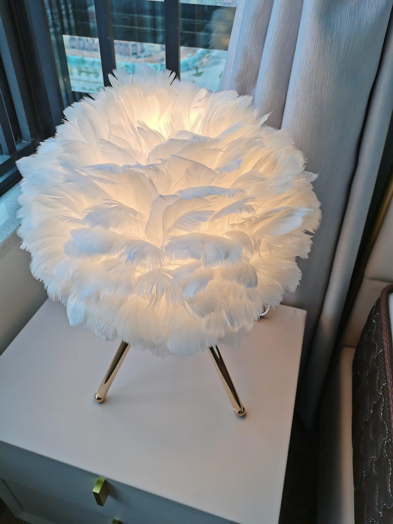 Nilo Feather Feminine Table Lamp - Letslighting