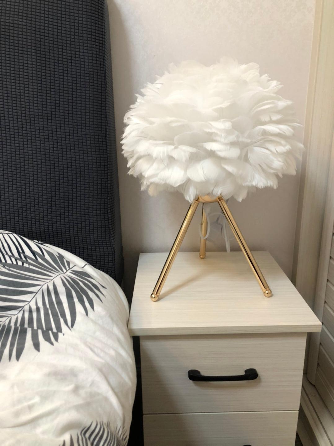 Nilo Feather Feminine Table Lamp - Letslighting