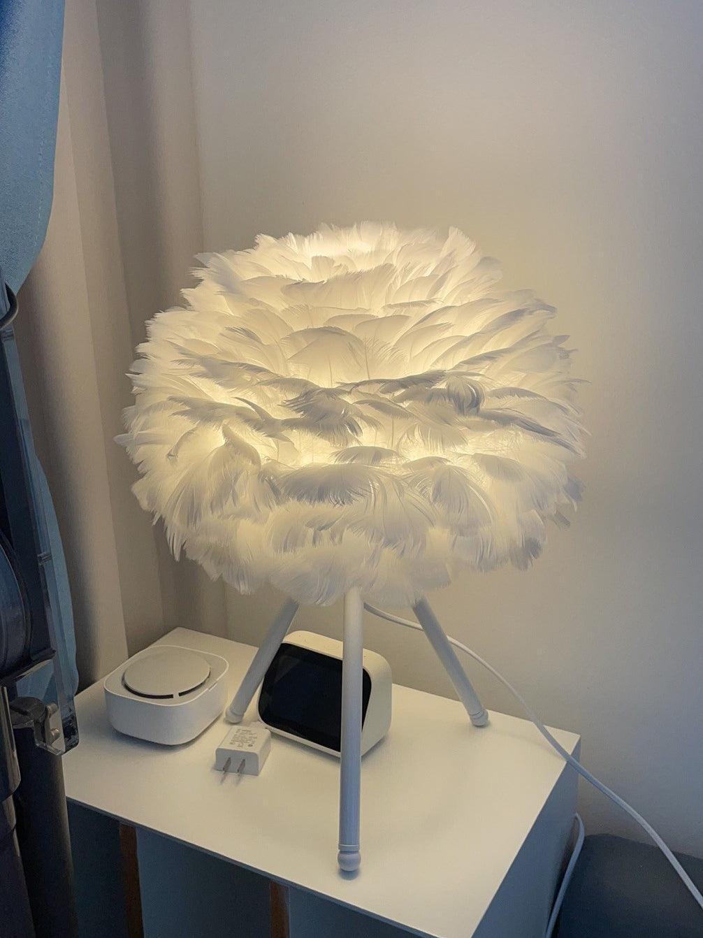 Nilo Feather Feminine Table Lamp - Letslighting