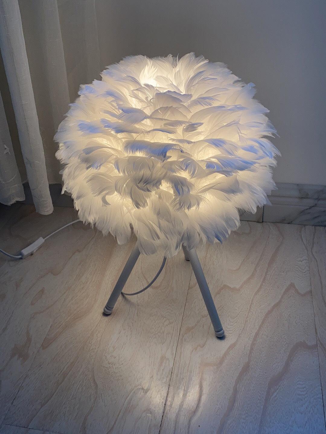 Nilo Feather Feminine Table Lamp - Letslighting