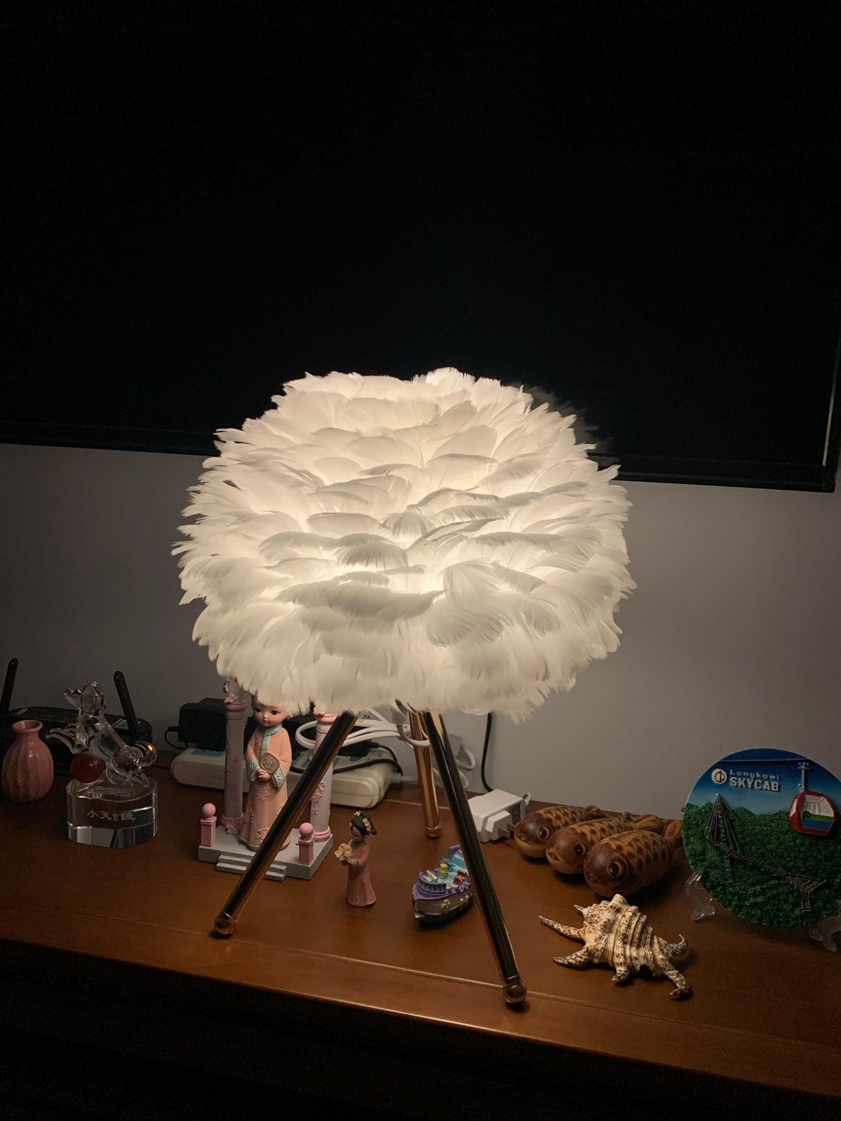 Nilo Feather Feminine Table Lamp - Letslighting