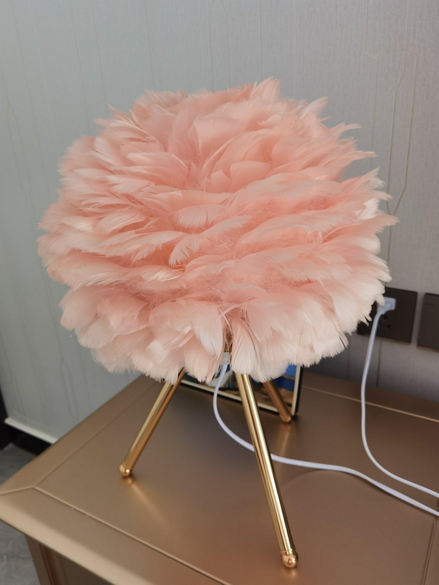 Nilo Feather Feminine Table Lamp - Letslighting