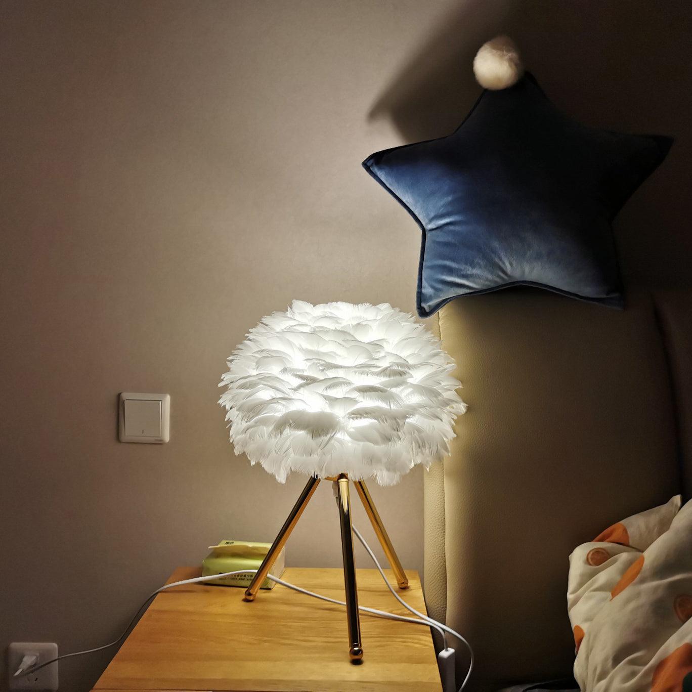 Nilo Feather Feminine Table Lamp - Letslighting