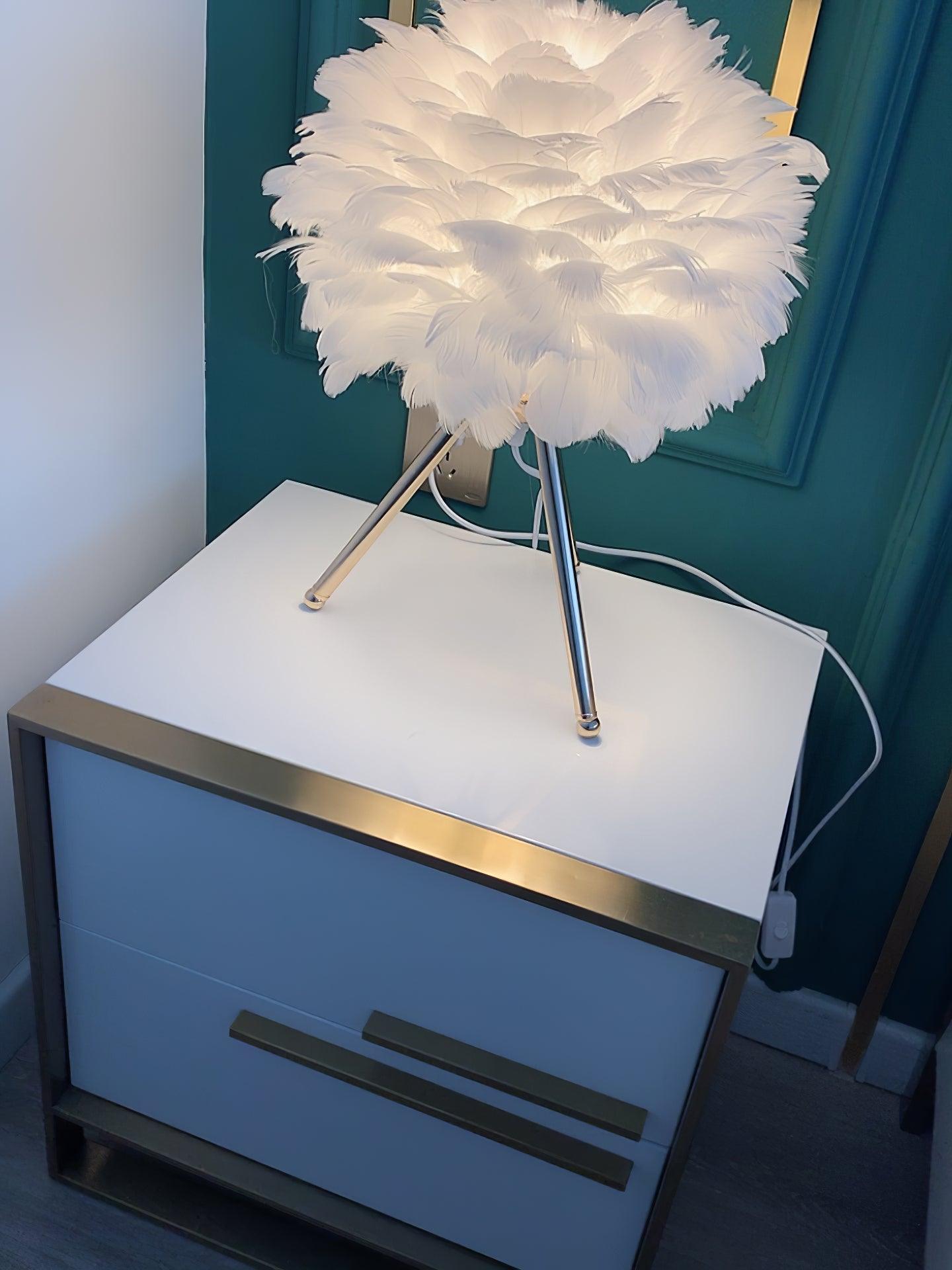 Nilo Feather Feminine Table Lamp - Letslighting