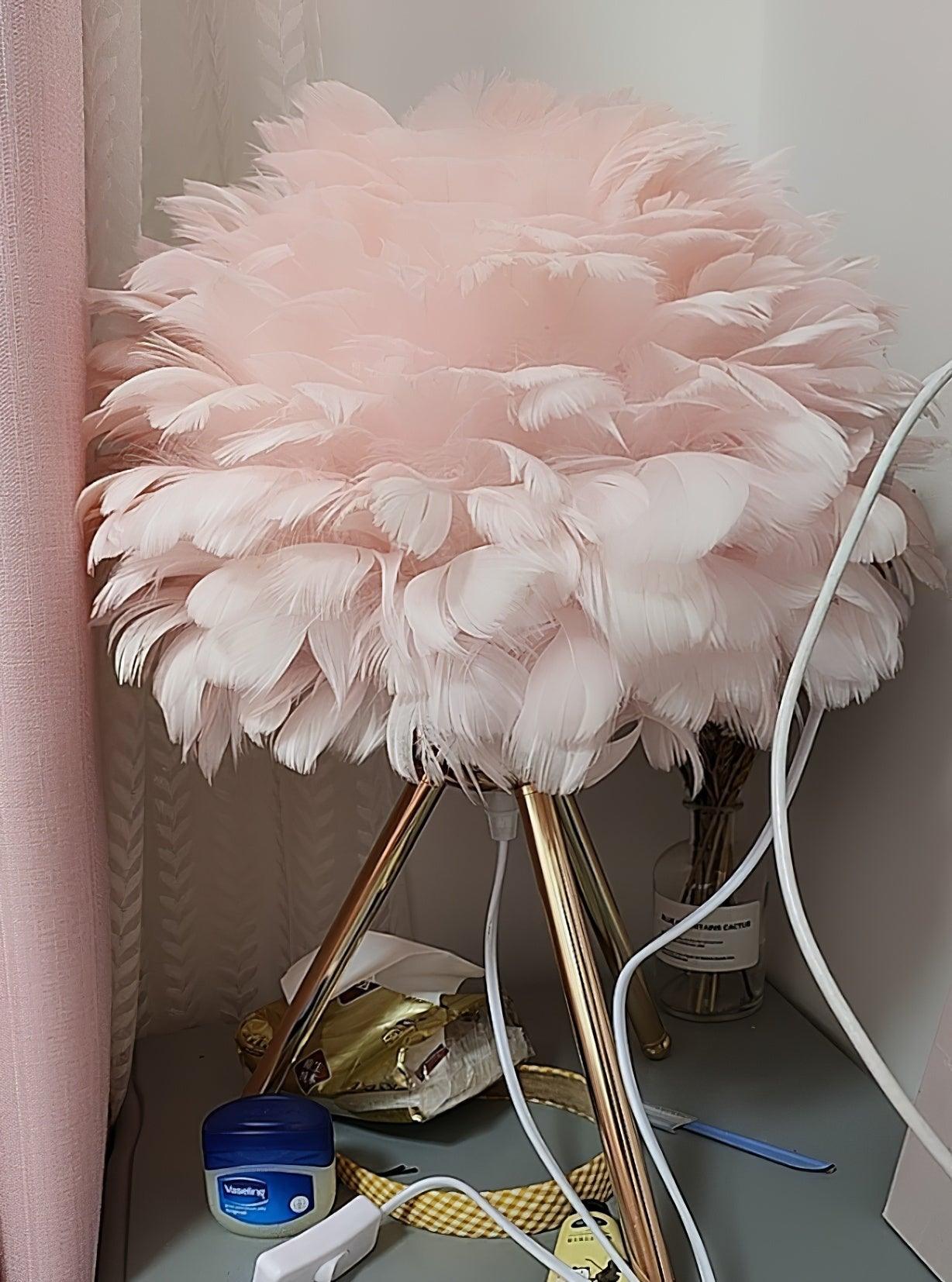 Nilo Feather Feminine Table Lamp - Letslighting