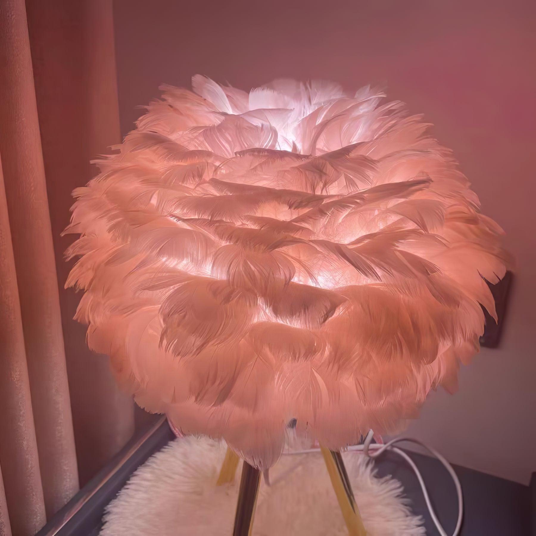 Nilo Feather Feminine Table Lamp - Letslighting