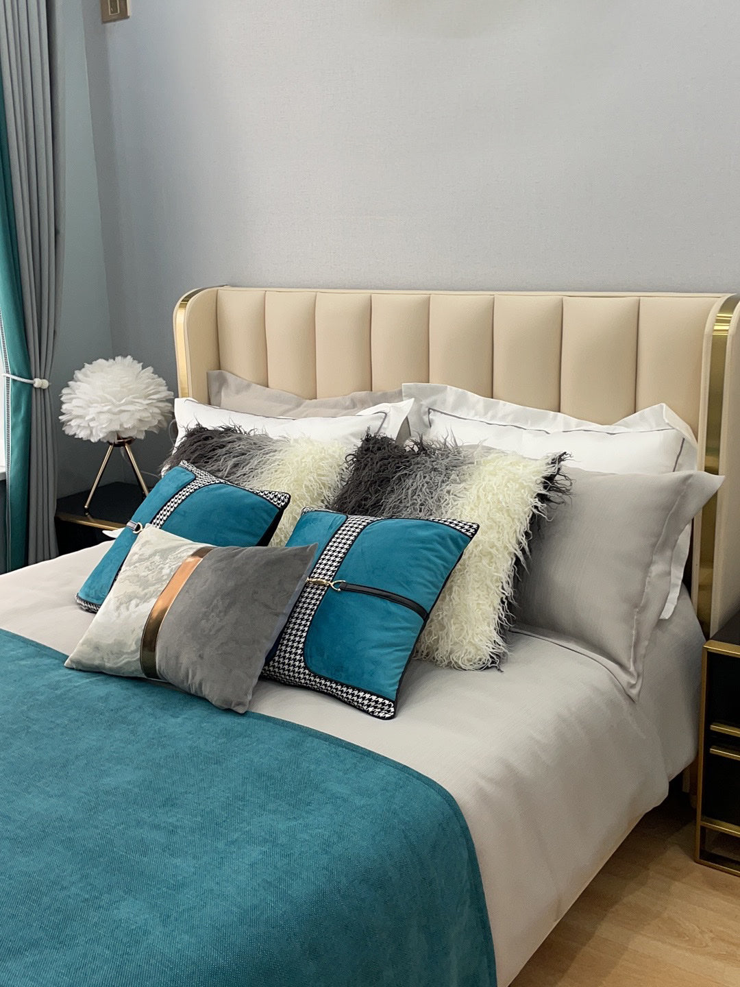 Nilo Feather Feminine Table Lamp - Letslighting