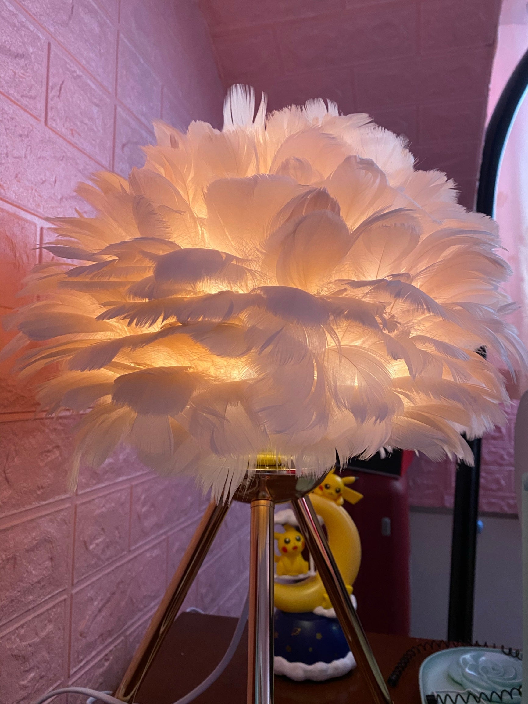 Nilo Feather Feminine Table Lamp - Letslighting