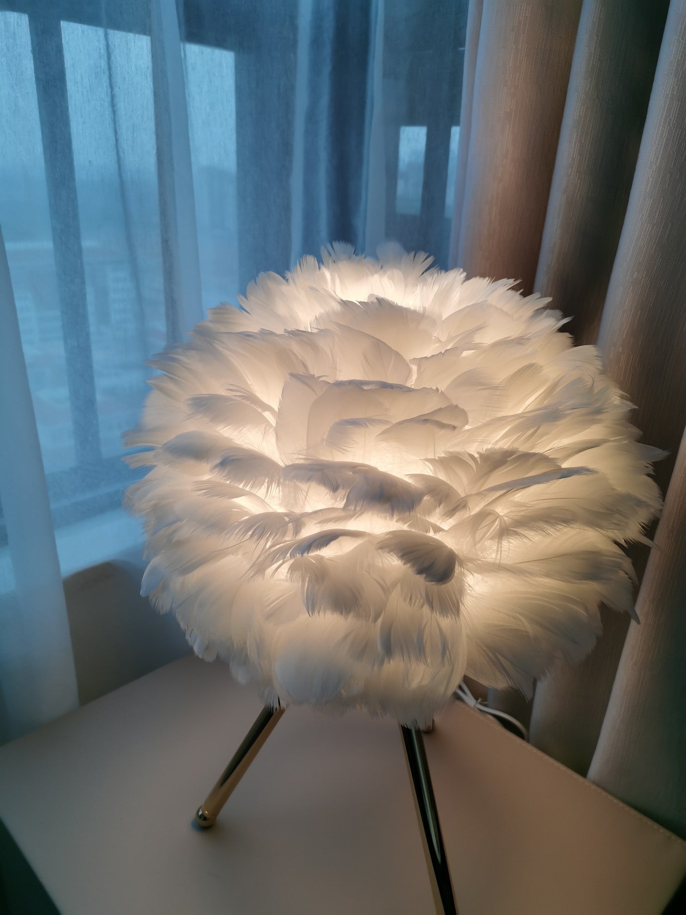 Nilo Feather Feminine Table Lamp - Letslighting