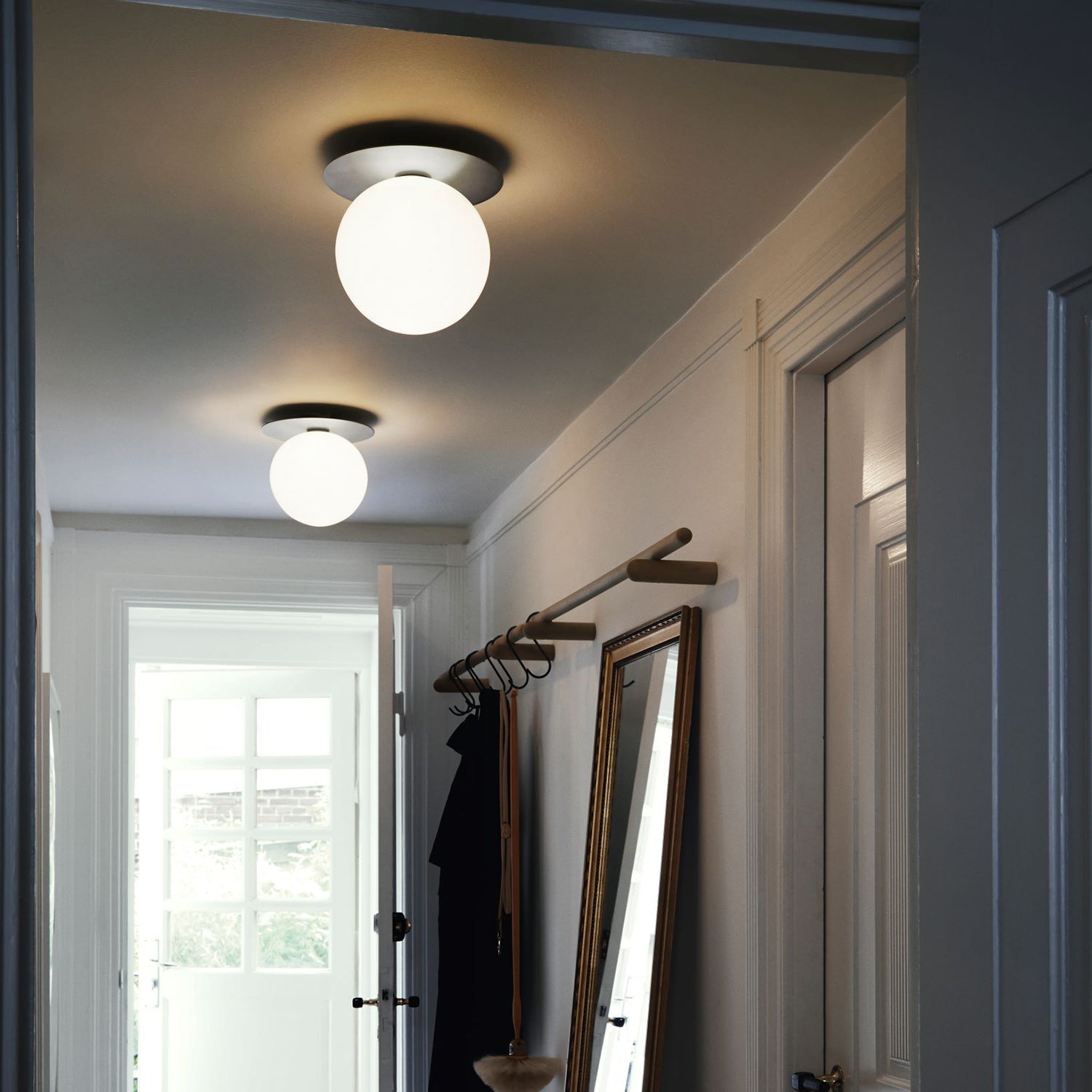 Lustra Wall Lamp Disc Globe Minimalist - Letslighting