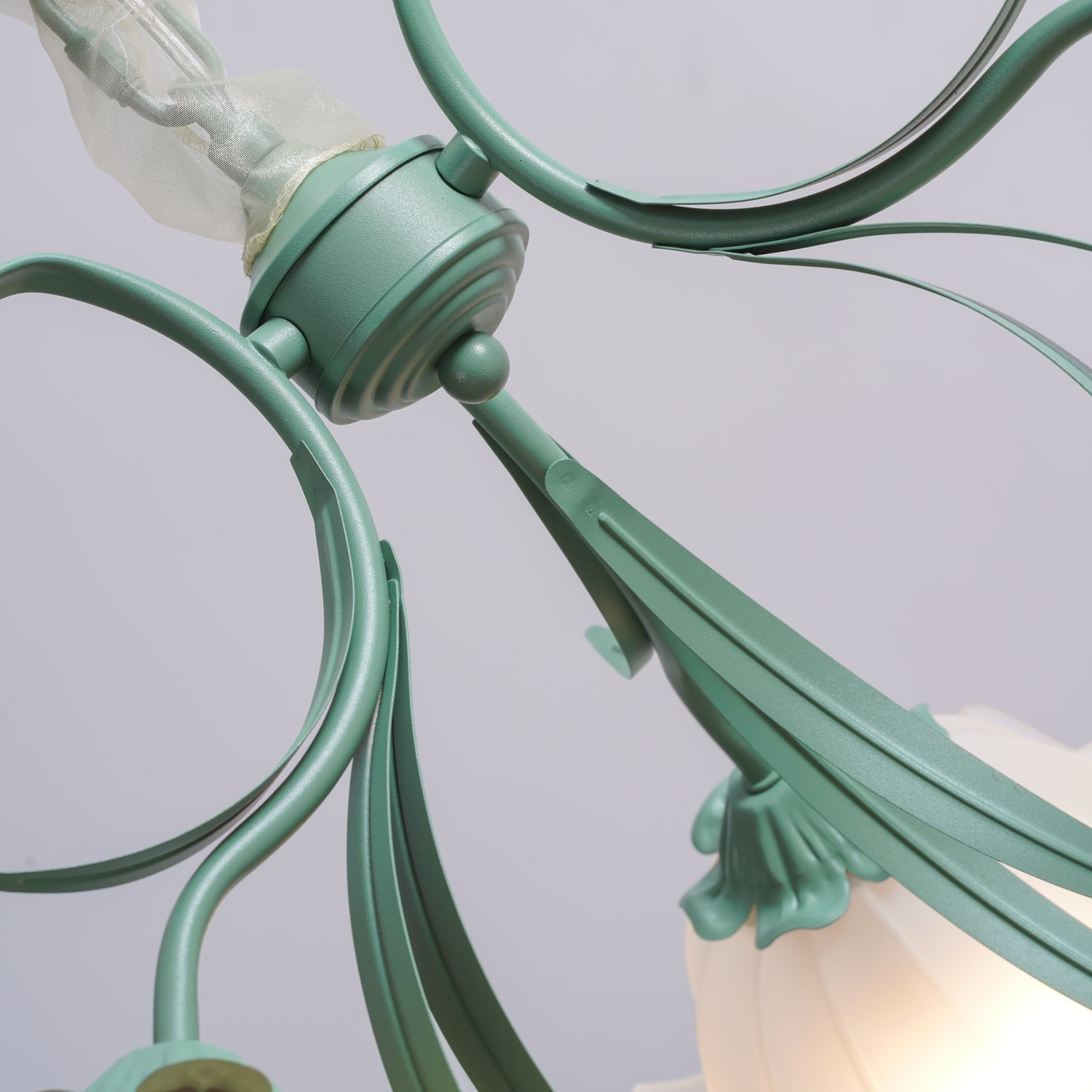 Lustra Chandelier Flower with Petals and Leaves - Letslighting