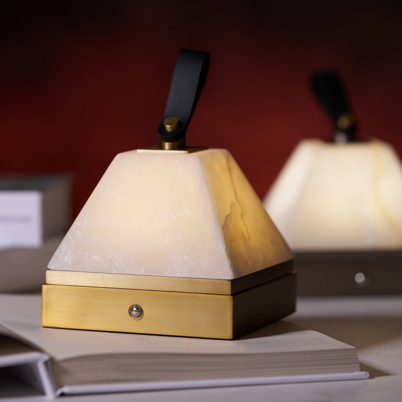 Pyramidale Alabaster Table Lamp with Leather Handle - Letslighting