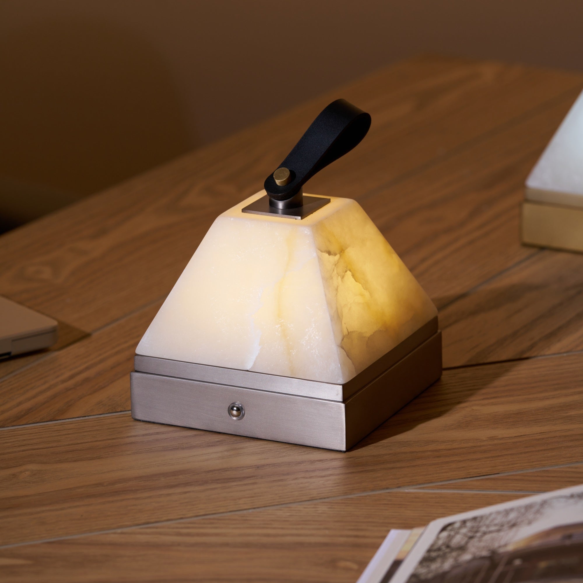 Pyramidale Alabaster Table Lamp with Leather Handle - Letslighting
