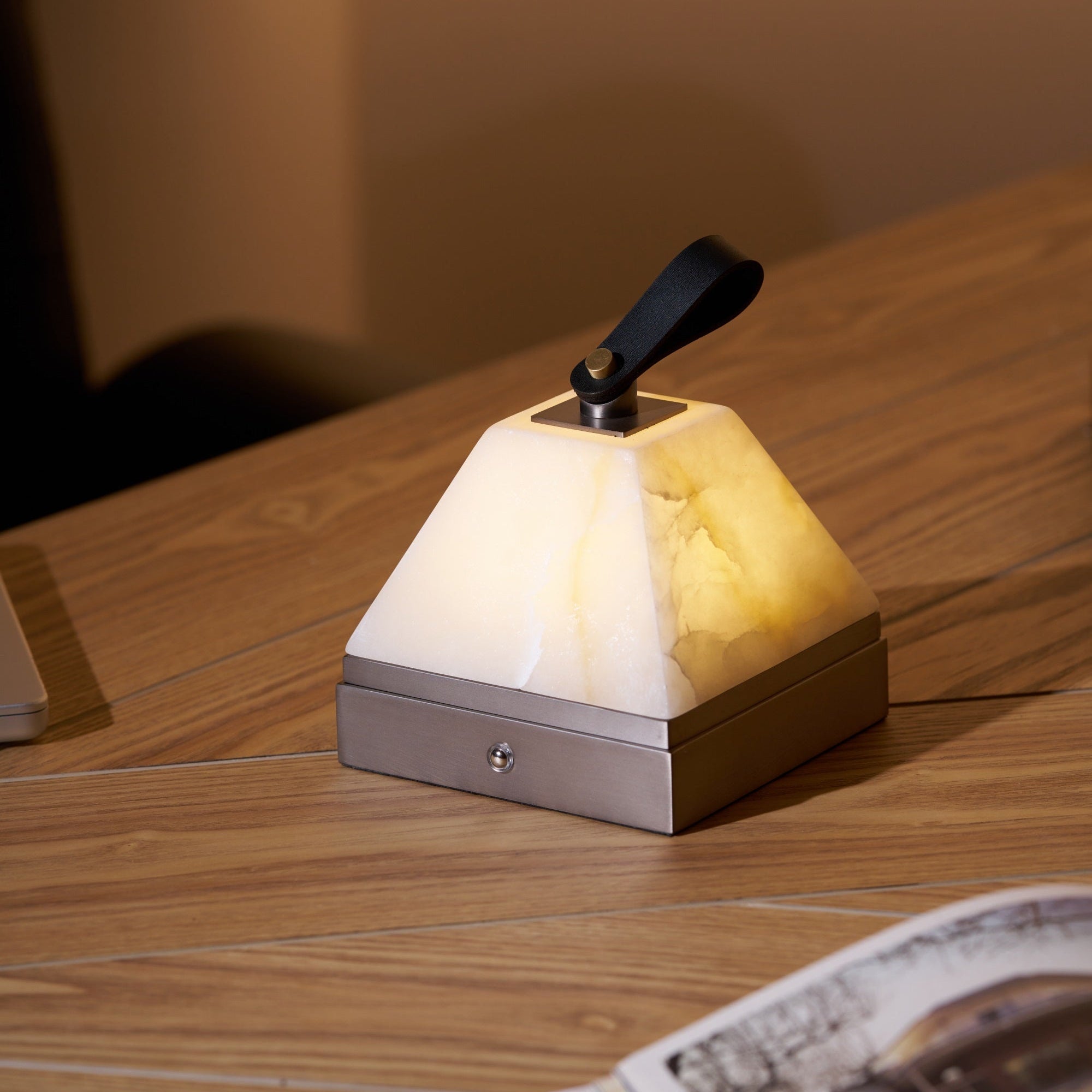 Pyramidale Alabaster Table Lamp with Leather Handle - Letslighting