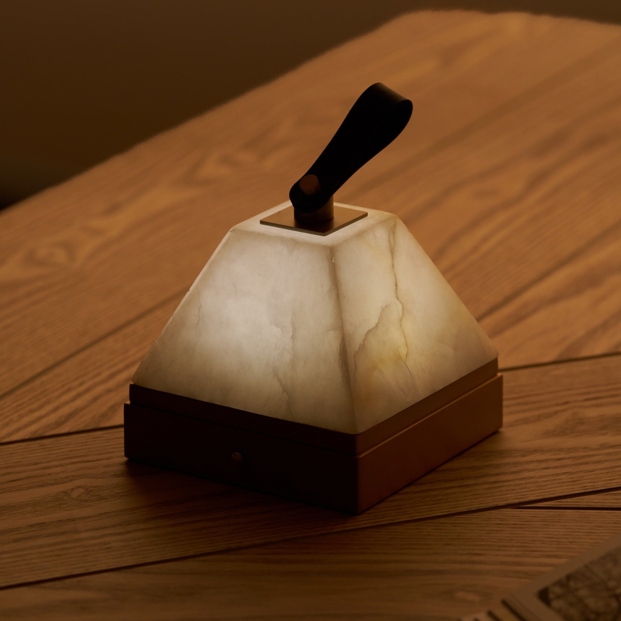Pyramidale Alabaster Table Lamp with Leather Handle - Letslighting